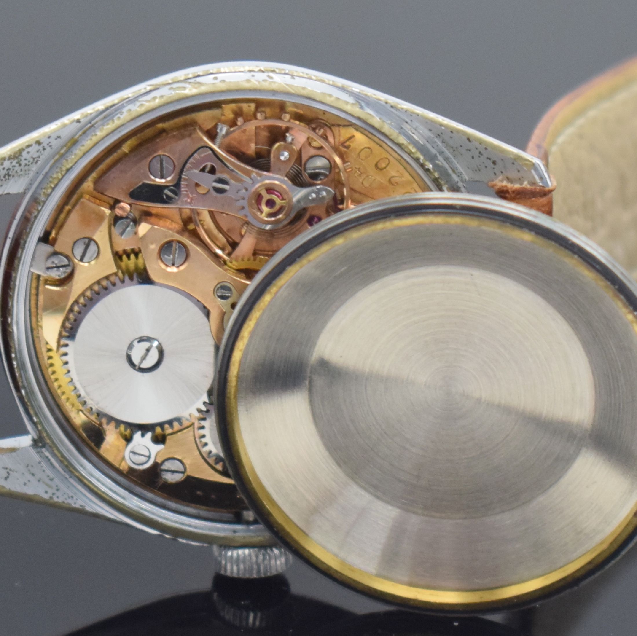 Detail j: JUNGHANS Chronometer Herrenarmbanduhr mit Kaliber 82/1, Deutschland um 1954, Handaufzug, verchr. Geh., Stahlboden geschr., schönes mehrfarb. ...