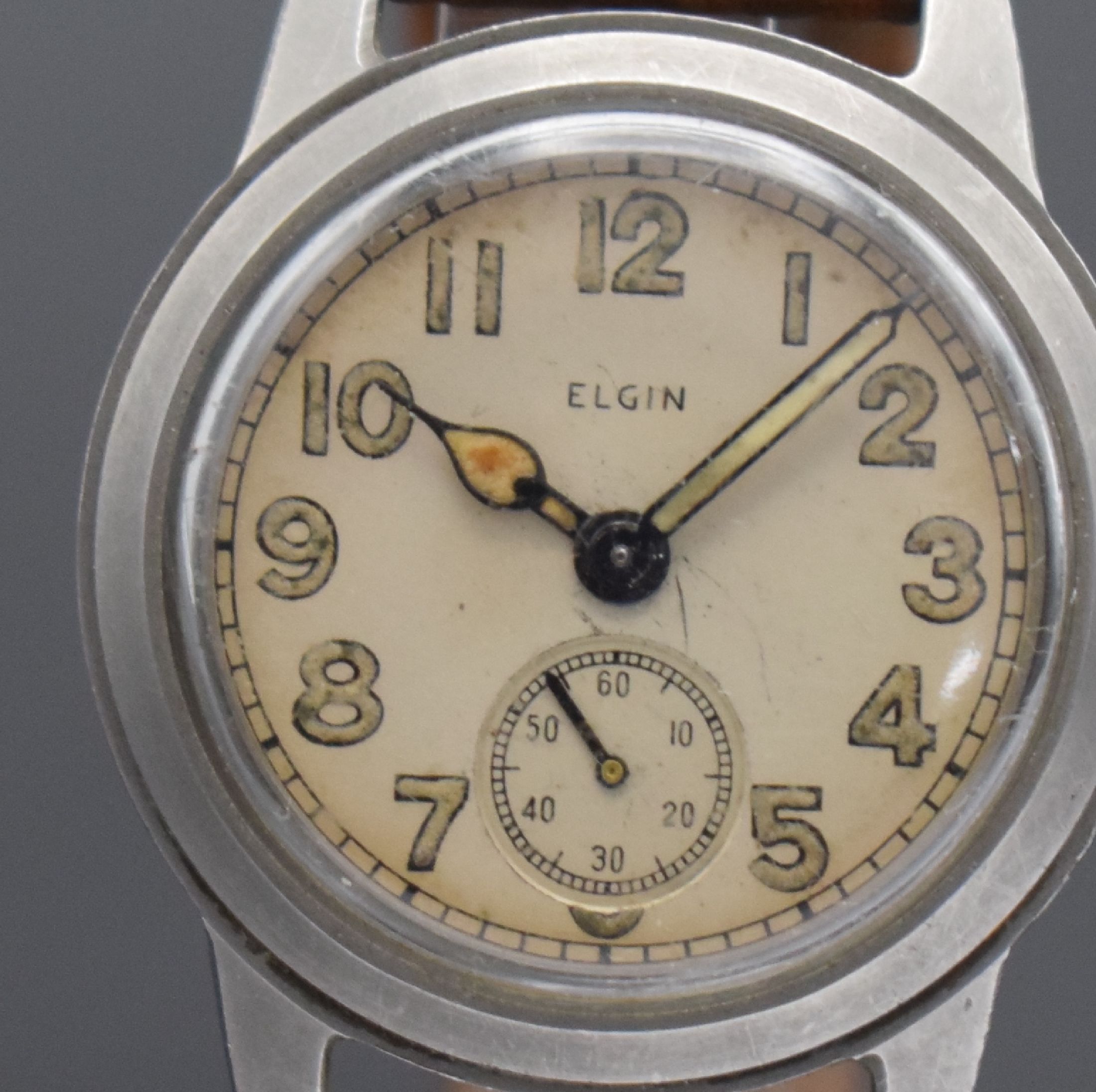 Detail b: ELGIN Ord Corps USA No.OG-263922 militärische Armbanduhr, USA II WK, Handaufzug, 2-teil. Geh., Boden m. Vers.-Nr. geschr., silb. Zifferbl. pat. m. ...