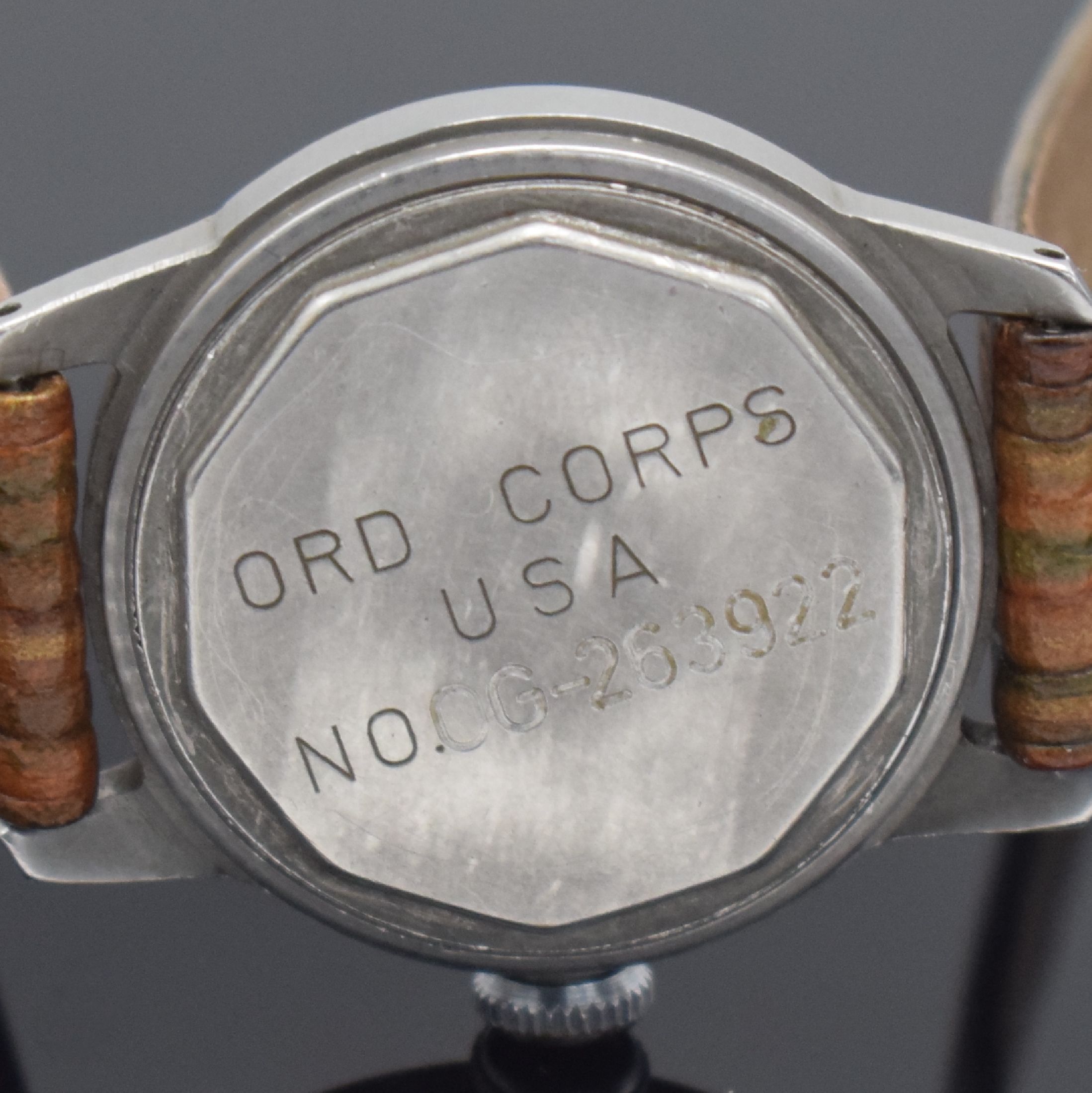 Detail c: ELGIN Ord Corps USA No.OG-263922 militärische Armbanduhr, USA II WK, Handaufzug, 2-teil. Geh., Boden m. Vers.-Nr. geschr., silb. Zifferbl. pat. m. ...