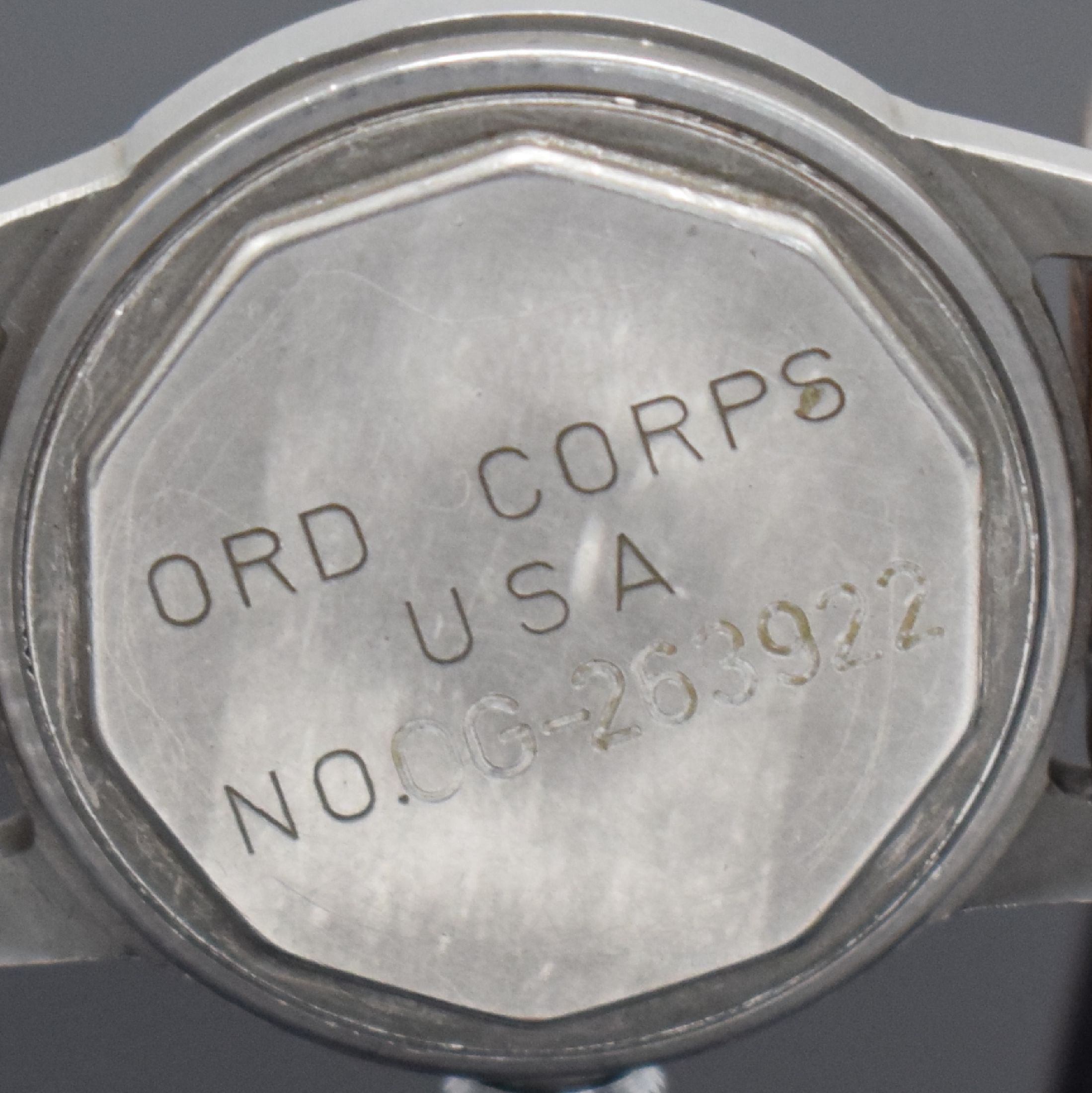 Detail d: ELGIN Ord Corps USA No.OG-263922 militärische Armbanduhr, USA II WK, Handaufzug, 2-teil. Geh., Boden m. Vers.-Nr. geschr., silb. Zifferbl. pat. m. ...