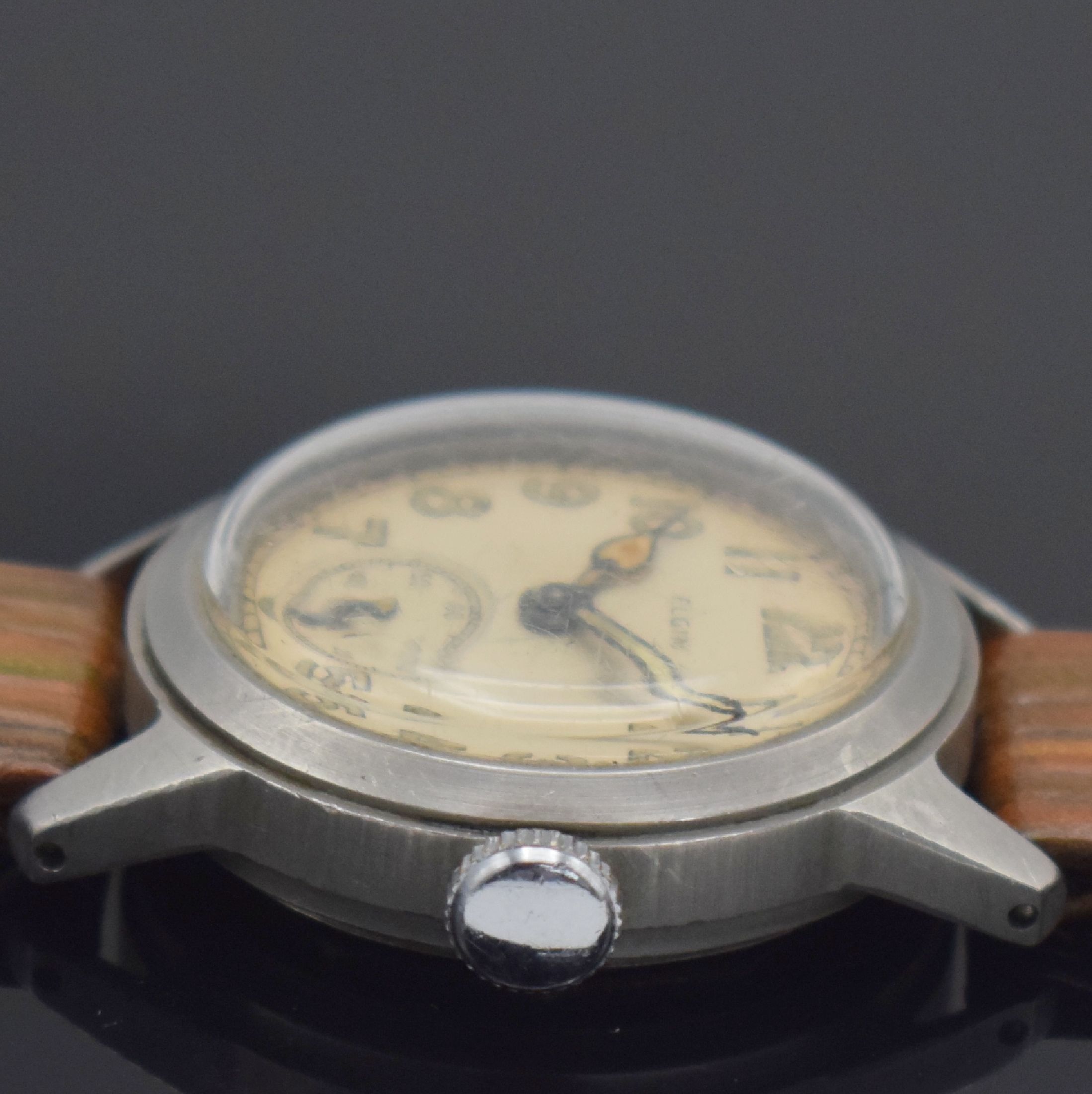 Detail e: ELGIN Ord Corps USA No.OG-263922 militärische Armbanduhr, USA II WK, Handaufzug, 2-teil. Geh., Boden m. Vers.-Nr. geschr., silb. Zifferbl. pat. m. ...