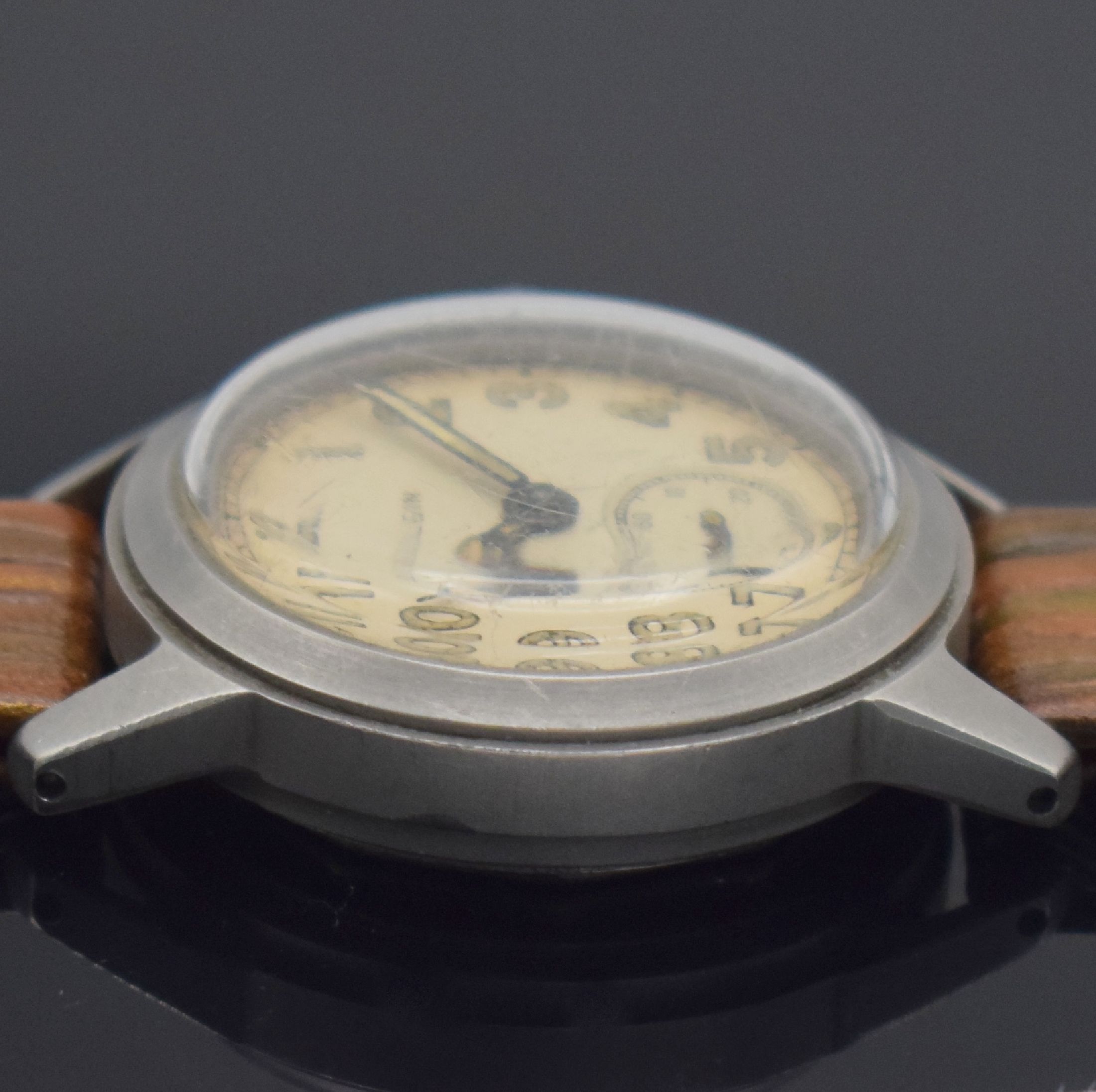 Detail f: ELGIN Ord Corps USA No.OG-263922 militärische Armbanduhr, USA II WK, Handaufzug, 2-teil. Geh., Boden m. Vers.-Nr. geschr., silb. Zifferbl. pat. m. ...
