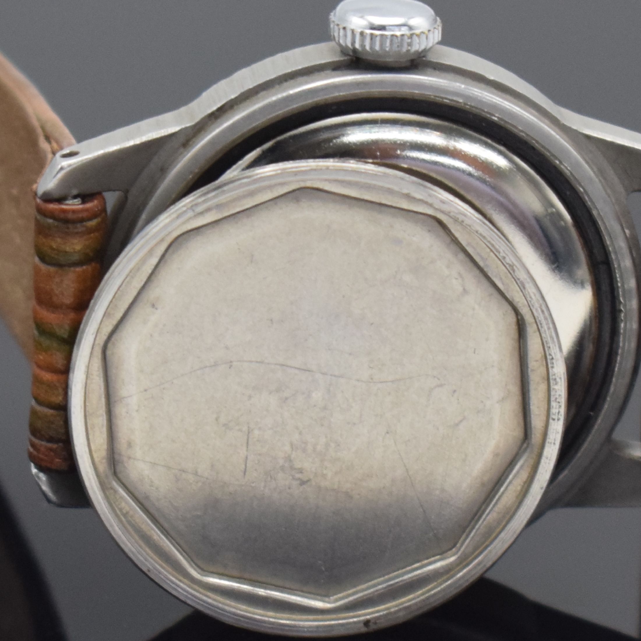 Detail h: ELGIN Ord Corps USA No.OG-263922 militärische Armbanduhr, USA II WK, Handaufzug, 2-teil. Geh., Boden m. Vers.-Nr. geschr., silb. Zifferbl. pat. m. ...