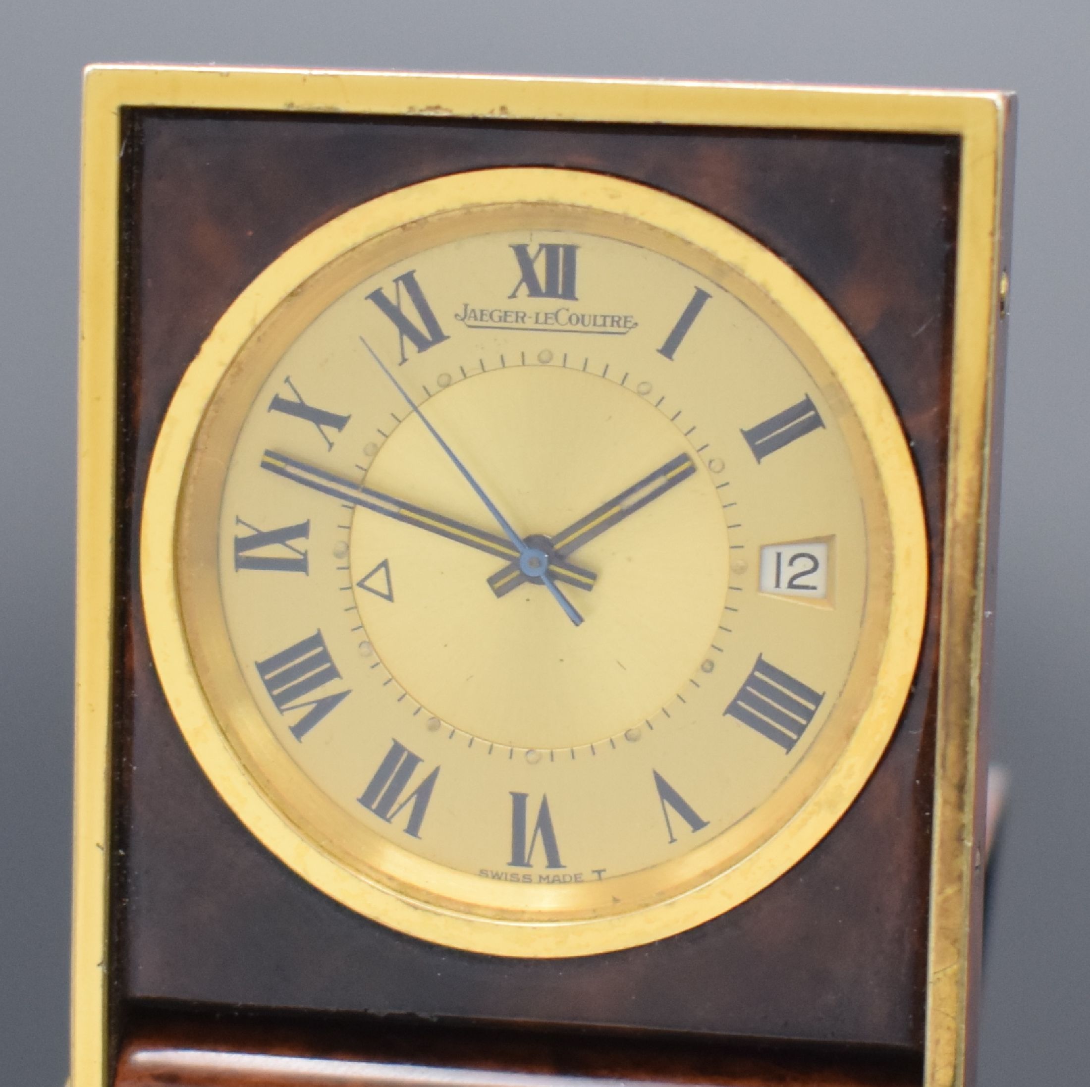 Detail a: Jaeger-LeCoultre kleiner Reisewecker im vergoldetem Chinalack-Gehäuse Kaliber 911, Schweiz um 1980, Handaufzug, aufklappbares Geh. m. gedr. Boden ...