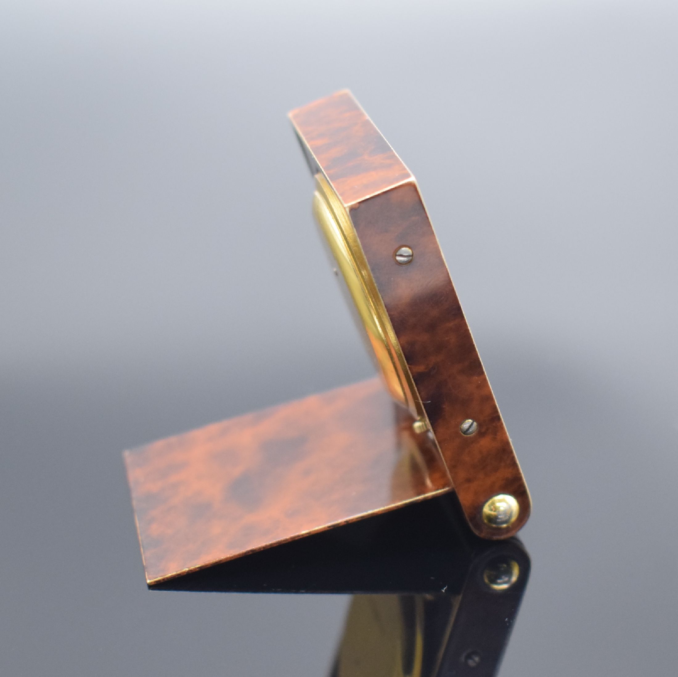 Detail b: Jaeger-LeCoultre kleiner Reisewecker im vergoldetem Chinalack-Gehäuse Kaliber 911, Schweiz um 1980, Handaufzug, aufklappbares Geh. m. gedr. Boden ...