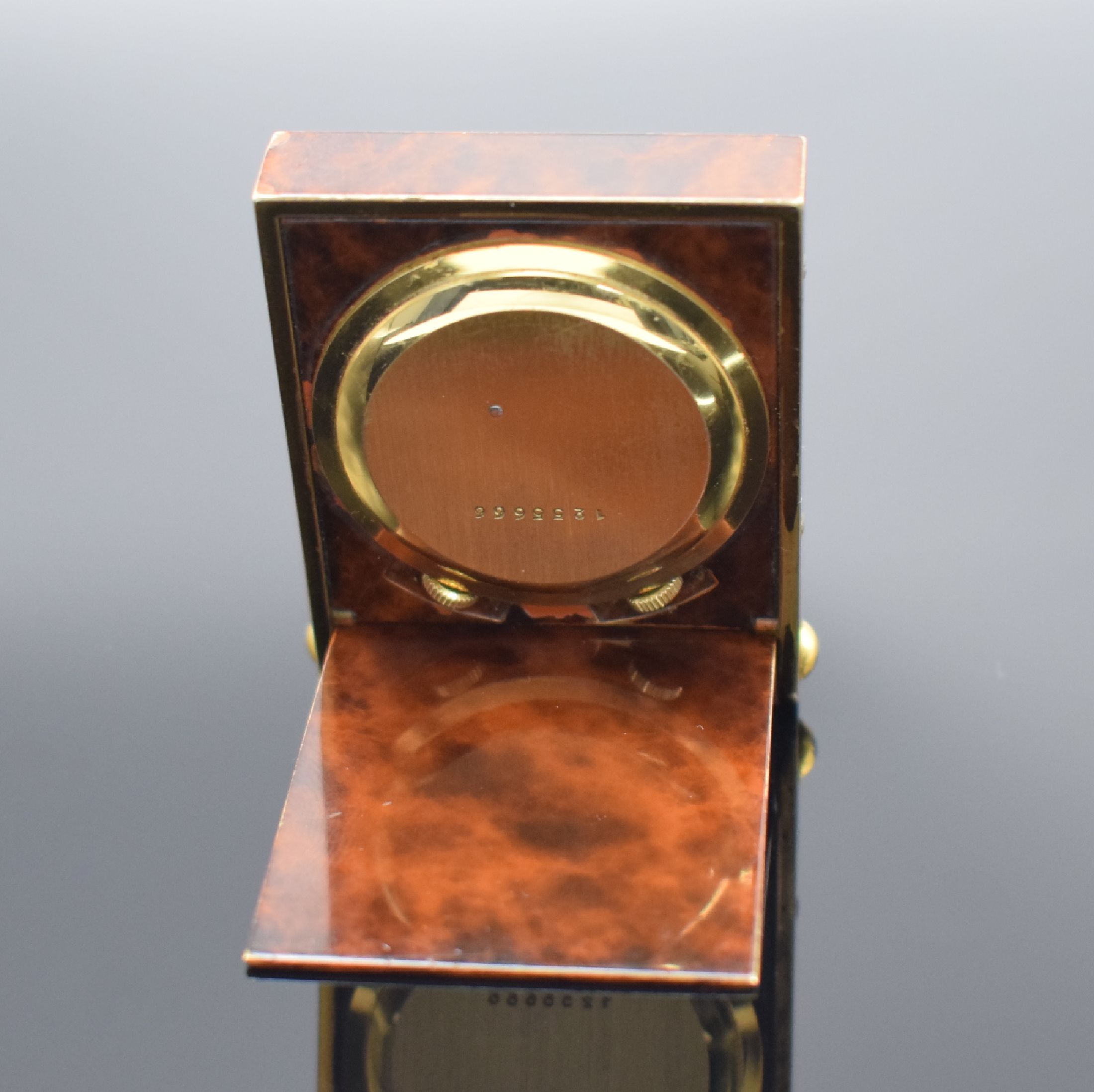 Detail c: Jaeger-LeCoultre kleiner Reisewecker im vergoldetem Chinalack-Gehäuse Kaliber 911, Schweiz um 1980, Handaufzug, aufklappbares Geh. m. gedr. Boden ...