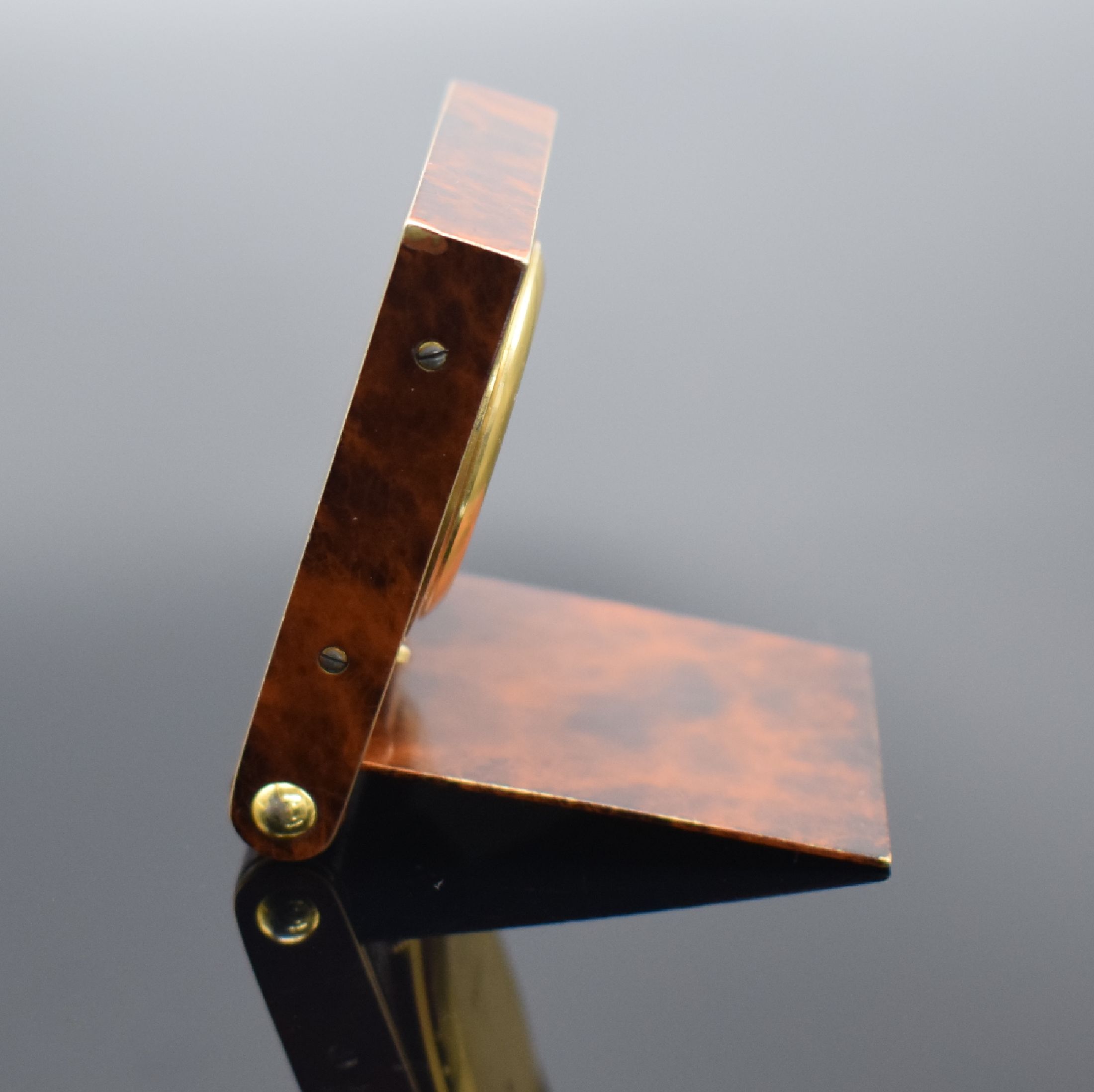 Detail d: Jaeger-LeCoultre kleiner Reisewecker im vergoldetem Chinalack-Gehäuse Kaliber 911, Schweiz um 1980, Handaufzug, aufklappbares Geh. m. gedr. Boden ...