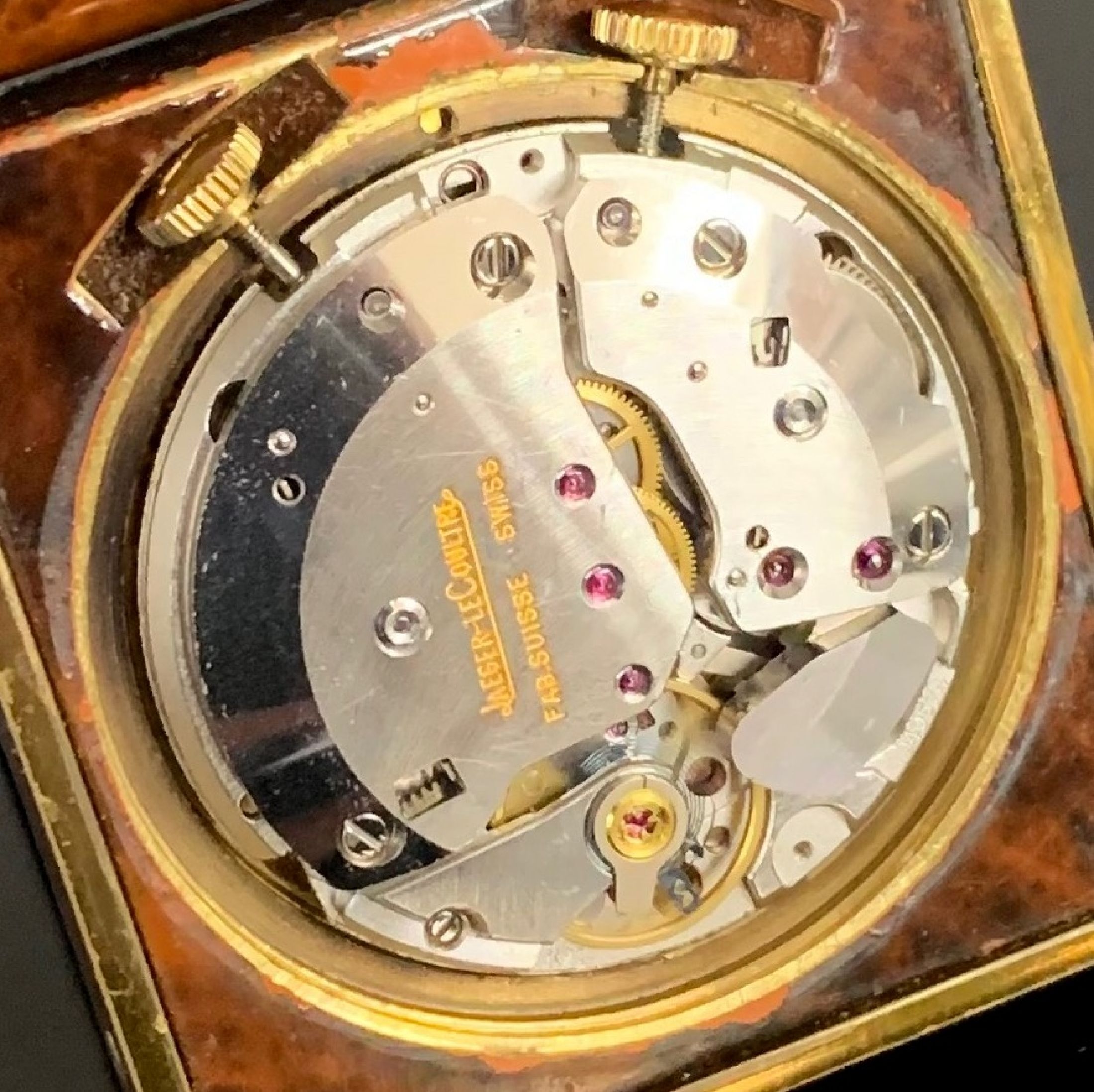 Detail e: Jaeger-LeCoultre kleiner Reisewecker im vergoldetem Chinalack-Gehäuse Kaliber 911, Schweiz um 1980, Handaufzug, aufklappbares Geh. m. gedr. Boden ...