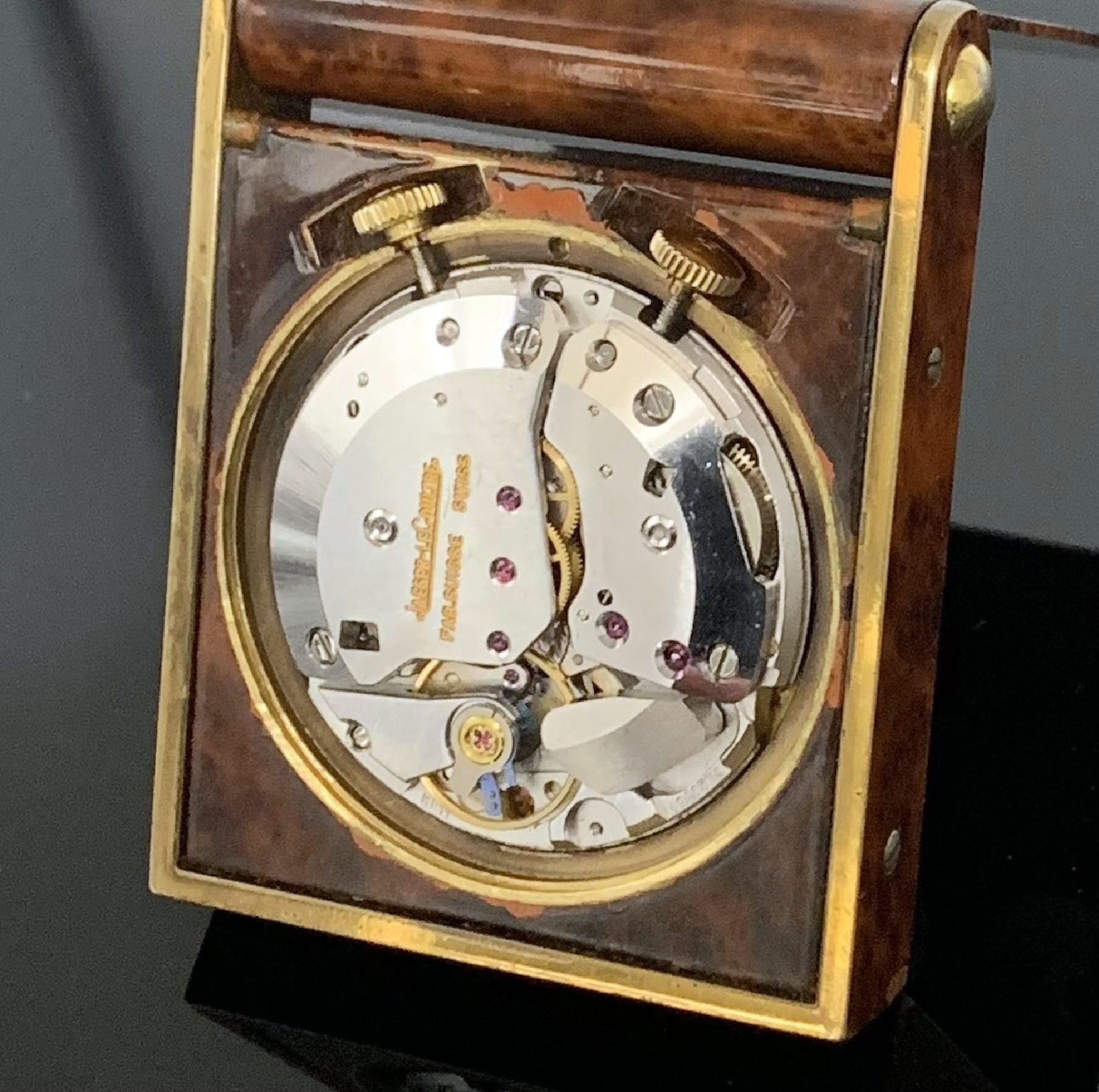 Detail f: Jaeger-LeCoultre kleiner Reisewecker im vergoldetem Chinalack-Gehäuse Kaliber 911, Schweiz um 1980, Handaufzug, aufklappbares Geh. m. gedr. Boden ...