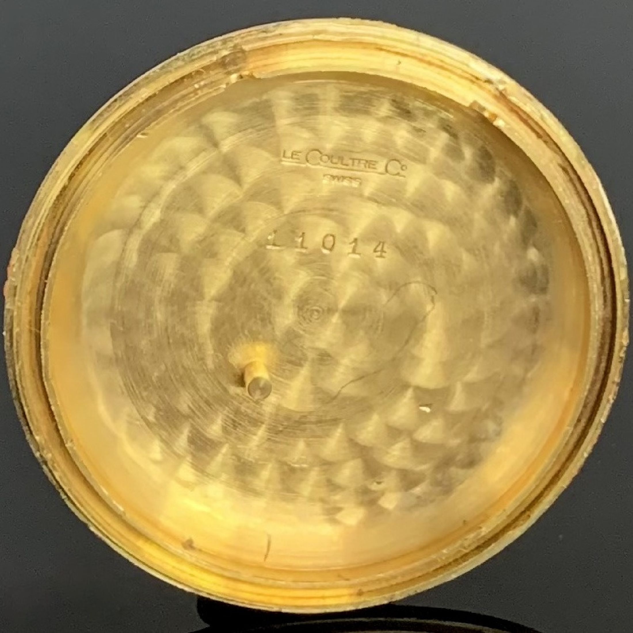 Detail g: Jaeger-LeCoultre kleiner Reisewecker im vergoldetem Chinalack-Gehäuse Kaliber 911, Schweiz um 1980, Handaufzug, aufklappbares Geh. m. gedr. Boden ...