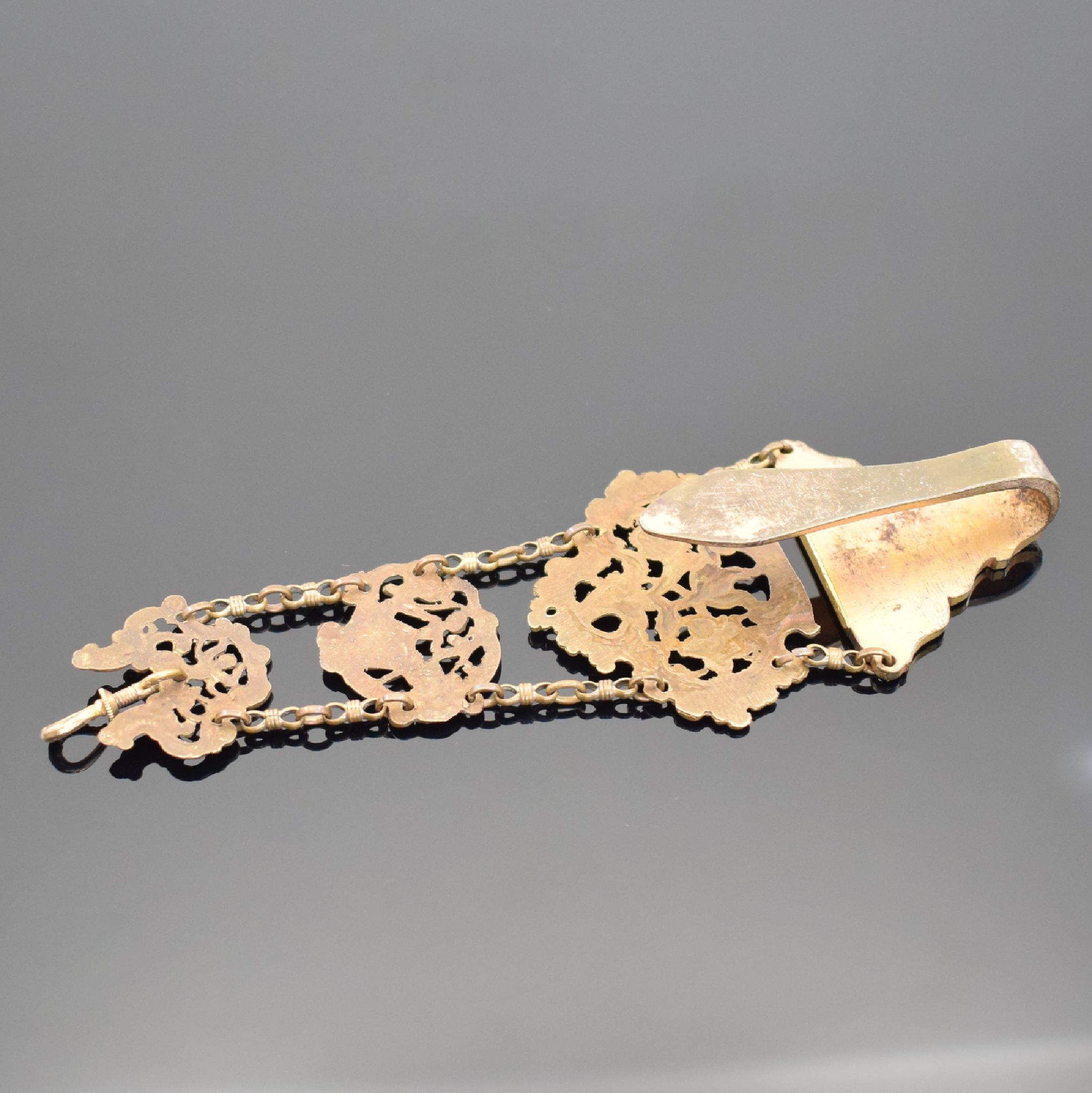 Detail b: 2 vergoldete Chatelaines, 19. Jhd., verschr. Karabiner, 1. 3-reihig, 2 durchbr. Elemente, 3-farb. vergold., 2. 3 durchbr. Elemente im Rococo-Stil, L. ...