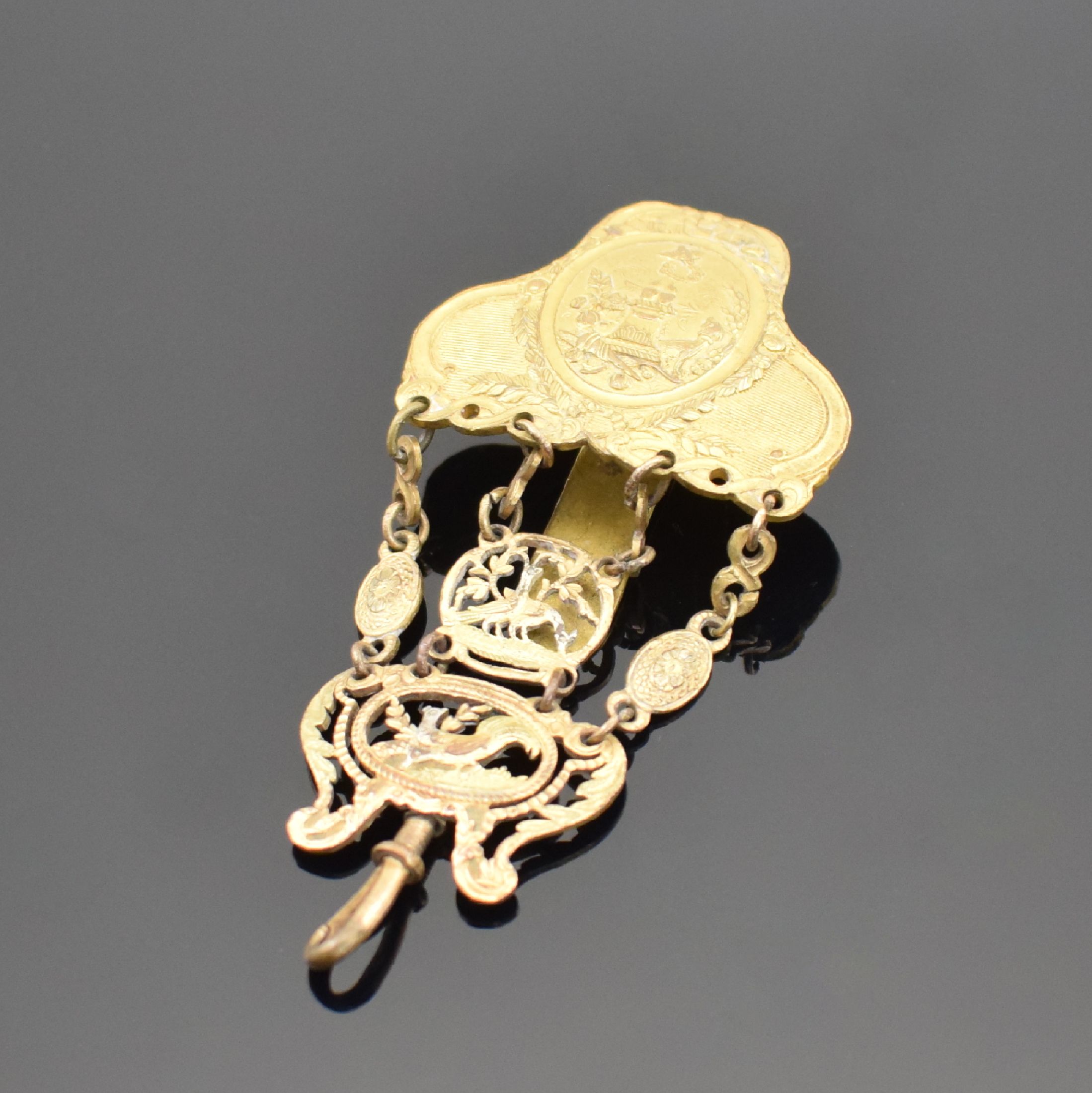 Detail c: 2 vergoldete Chatelaines, 19. Jhd., verschr. Karabiner, 1. 3-reihig, 2 durchbr. Elemente, 3-farb. vergold., 2. 3 durchbr. Elemente im Rococo-Stil, L. ...