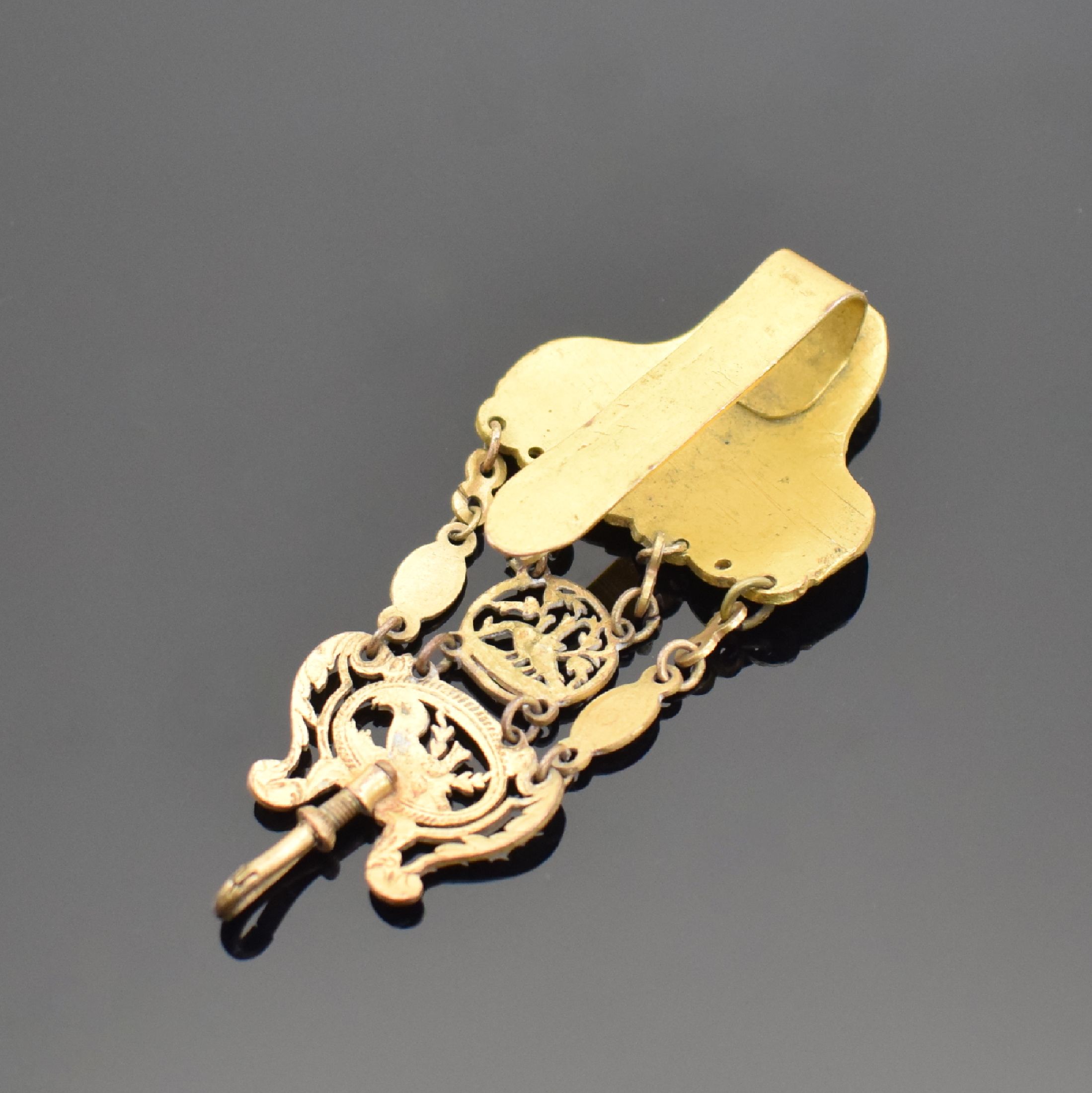 Detail d: 2 vergoldete Chatelaines, 19. Jhd., verschr. Karabiner, 1. 3-reihig, 2 durchbr. Elemente, 3-farb. vergold., 2. 3 durchbr. Elemente im Rococo-Stil, L. ...