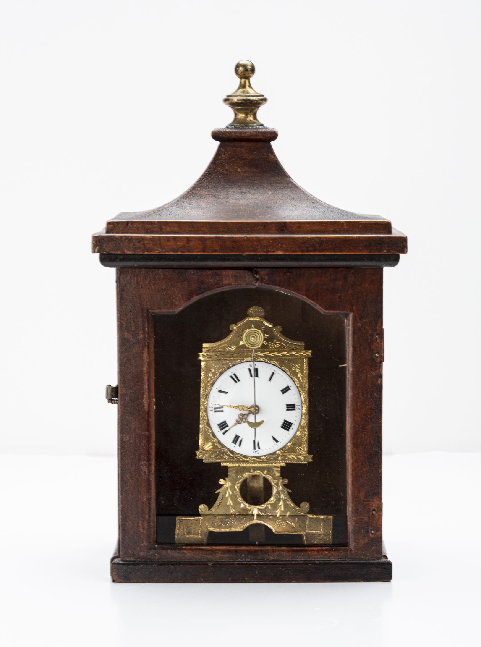 Kleiner Vorderzappler mit Spindelhemmung, Deutschland um 1800, vorne vergl. Holzgeh., beids. zu öffnen, innen m. Papier bezogen, vergold. grav. ...
