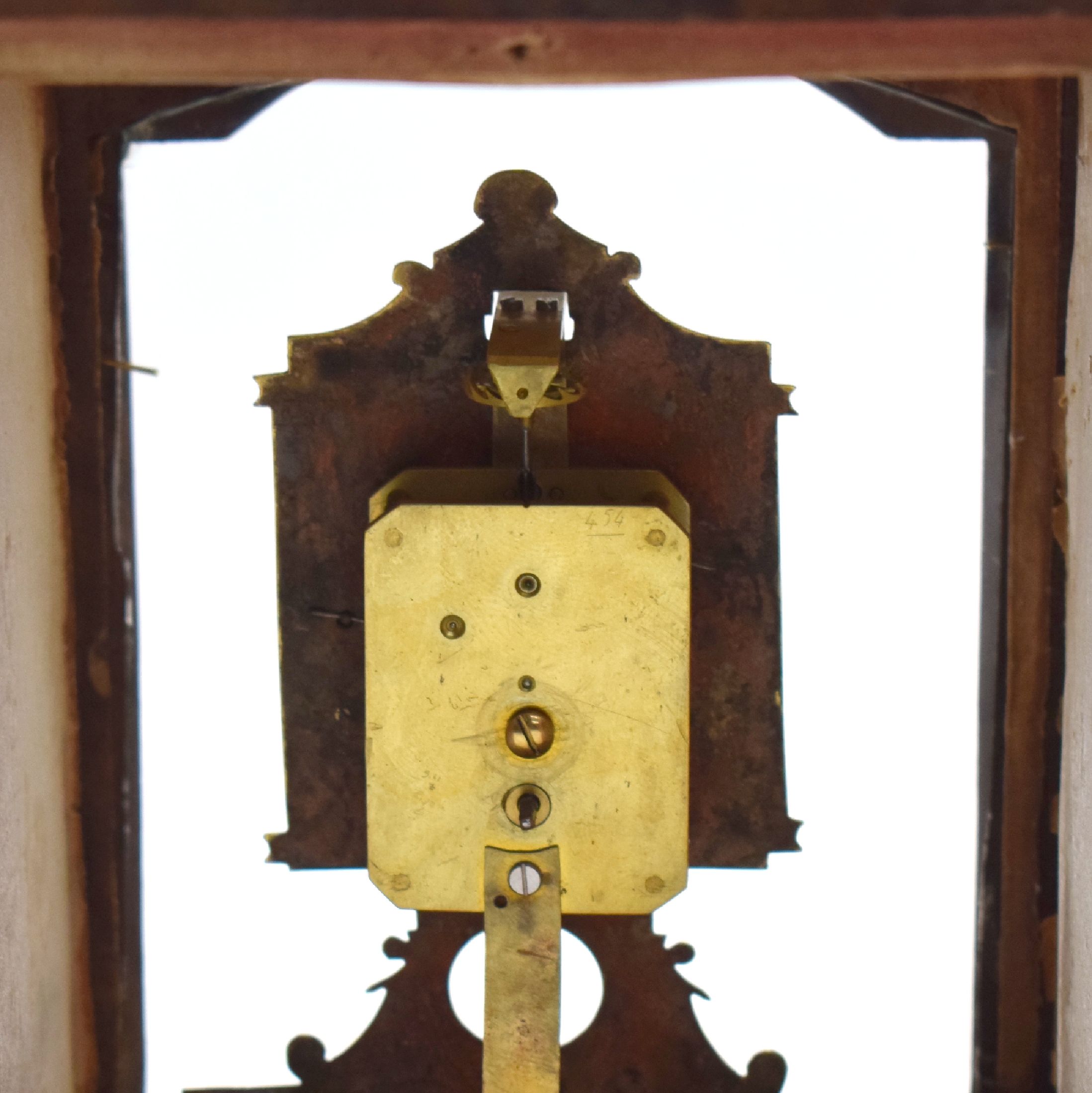 Detail e: Kleiner Vorderzappler mit Spindelhemmung, Deutschland um 1800, vorne vergl. Holzgeh., beids. zu öffnen, innen m. Papier bezogen, vergold. grav. ...