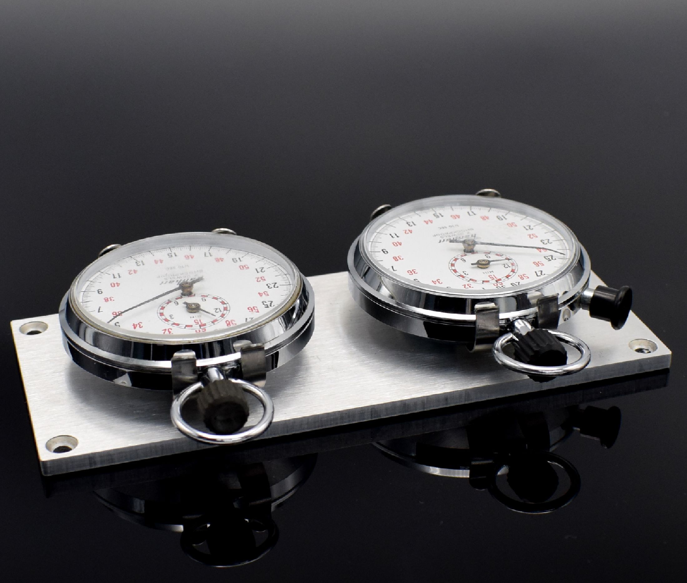 Detail c: 2 HANHART Stoppuhren auf Aluminiumplatte für Motorsport, beide 30/60 Sek.- & 15 Min.- Stoppzähler, 1x m. Additionszähler, Uhren Deutschland um ...