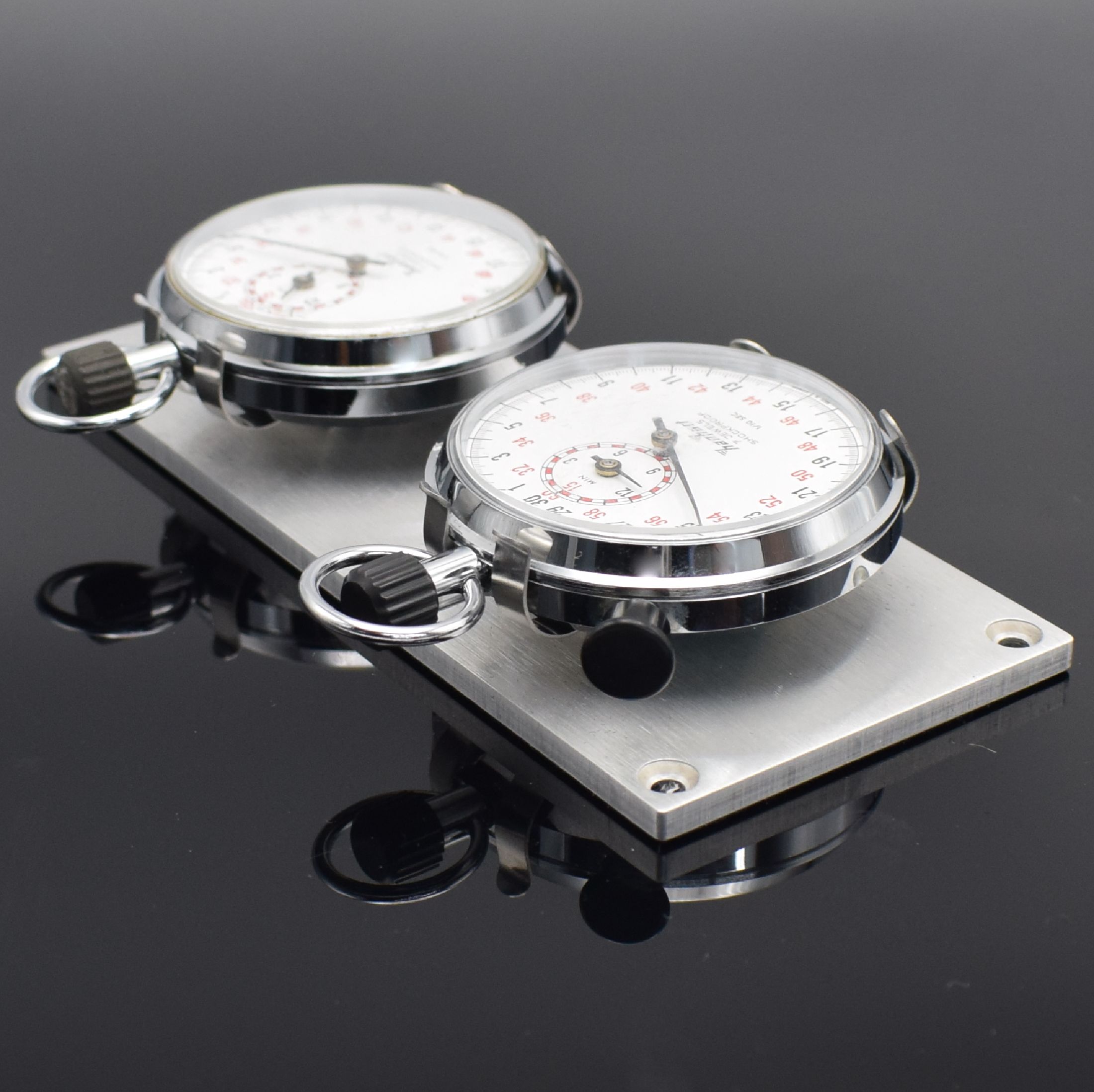Detail d: 2 HANHART Stoppuhren auf Aluminiumplatte für Motorsport, beide 30/60 Sek.- & 15 Min.- Stoppzähler, 1x m. Additionszähler, Uhren Deutschland um ...