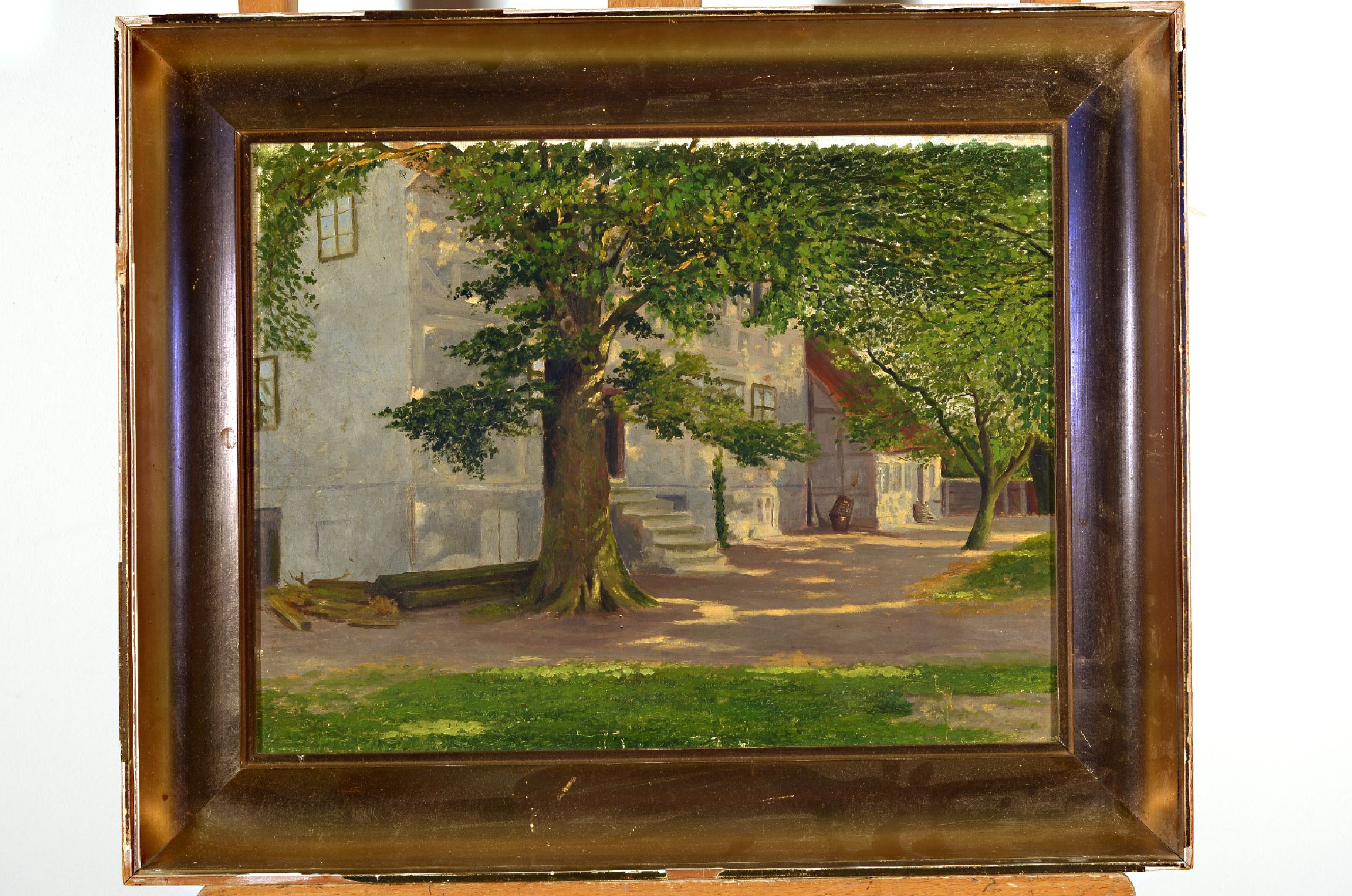 Unbekannter Künstler, Dänemark, um 1900, Lichtdurchfluteter Platz vor einem Bauernhaus, Öl/Lwd, unsign., ca. 34x45cm, R. ca. 46x56cm