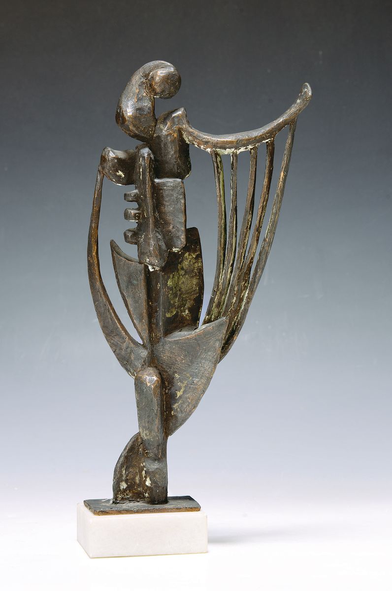 Monogrammist U.W., zeitgen. Künstler, stilisierte stehende Frauenfigur, Bronze, Steinsockel, monogr. und num. 512, H. ca. 33.5cm