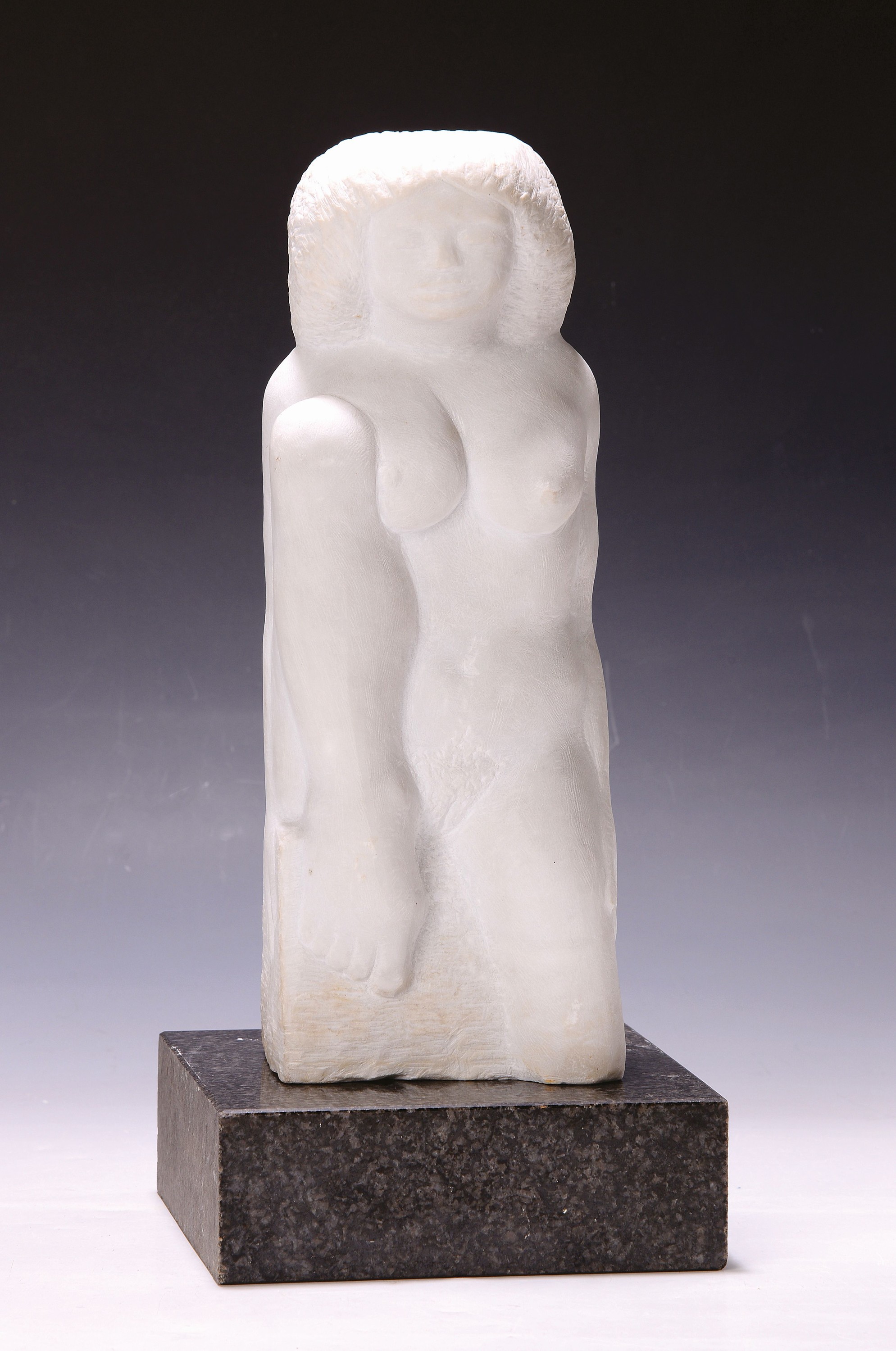Detail k: Unbekannter Künstler, datiert (19)89,sitzender Akt,Alabaster, rückseitig unleserlich monogr. und dat., Steinsockel, H. ca. 40 cm