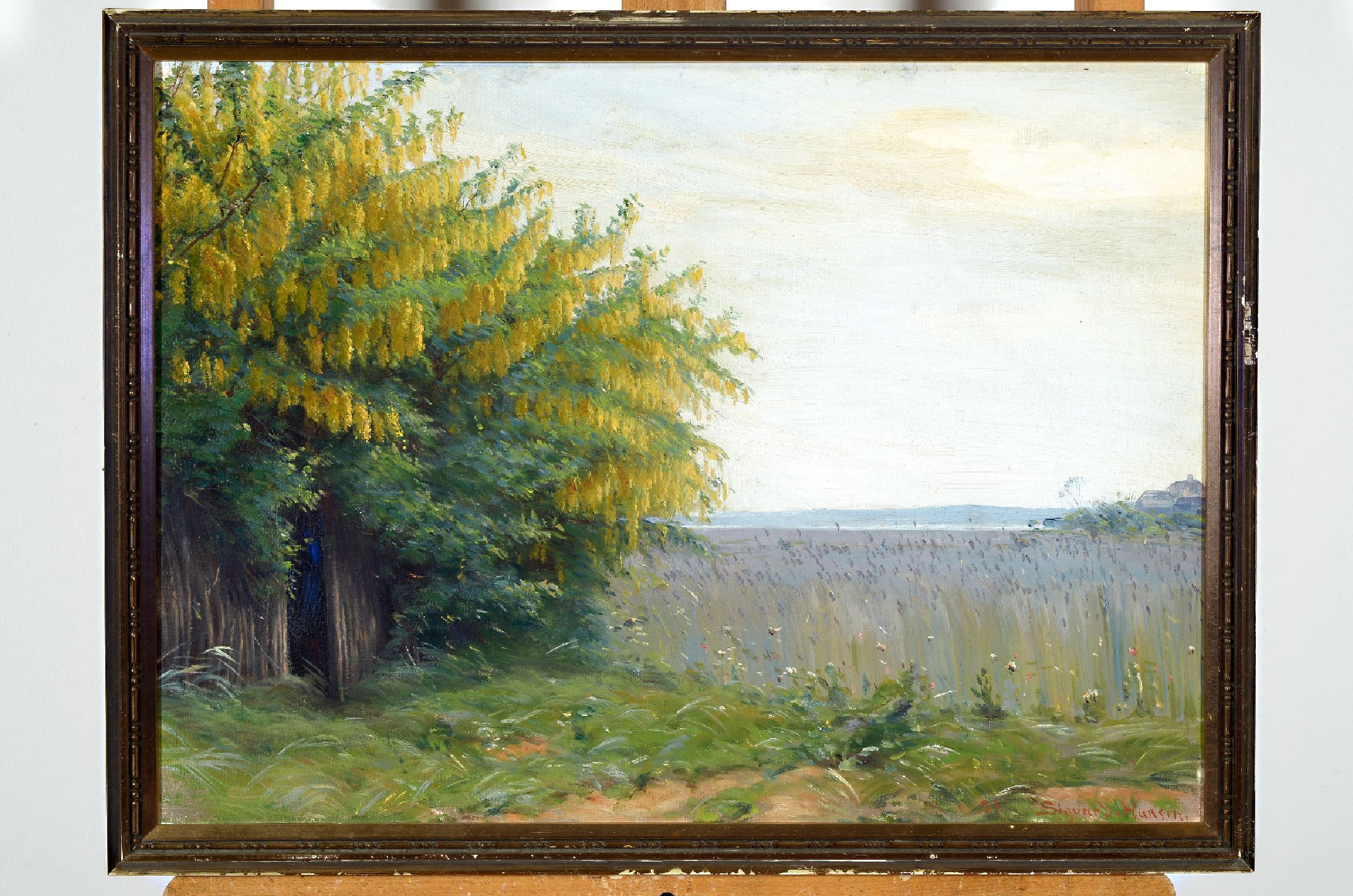 Sigvard Hansen, 1859 Kopenhagen-1938 Hellerup, Weite Seeuferlandschaft mit Schilf und blühendem Baum, Öl/Lwd, rechts unten signiert, ca. 38x52cm, ...