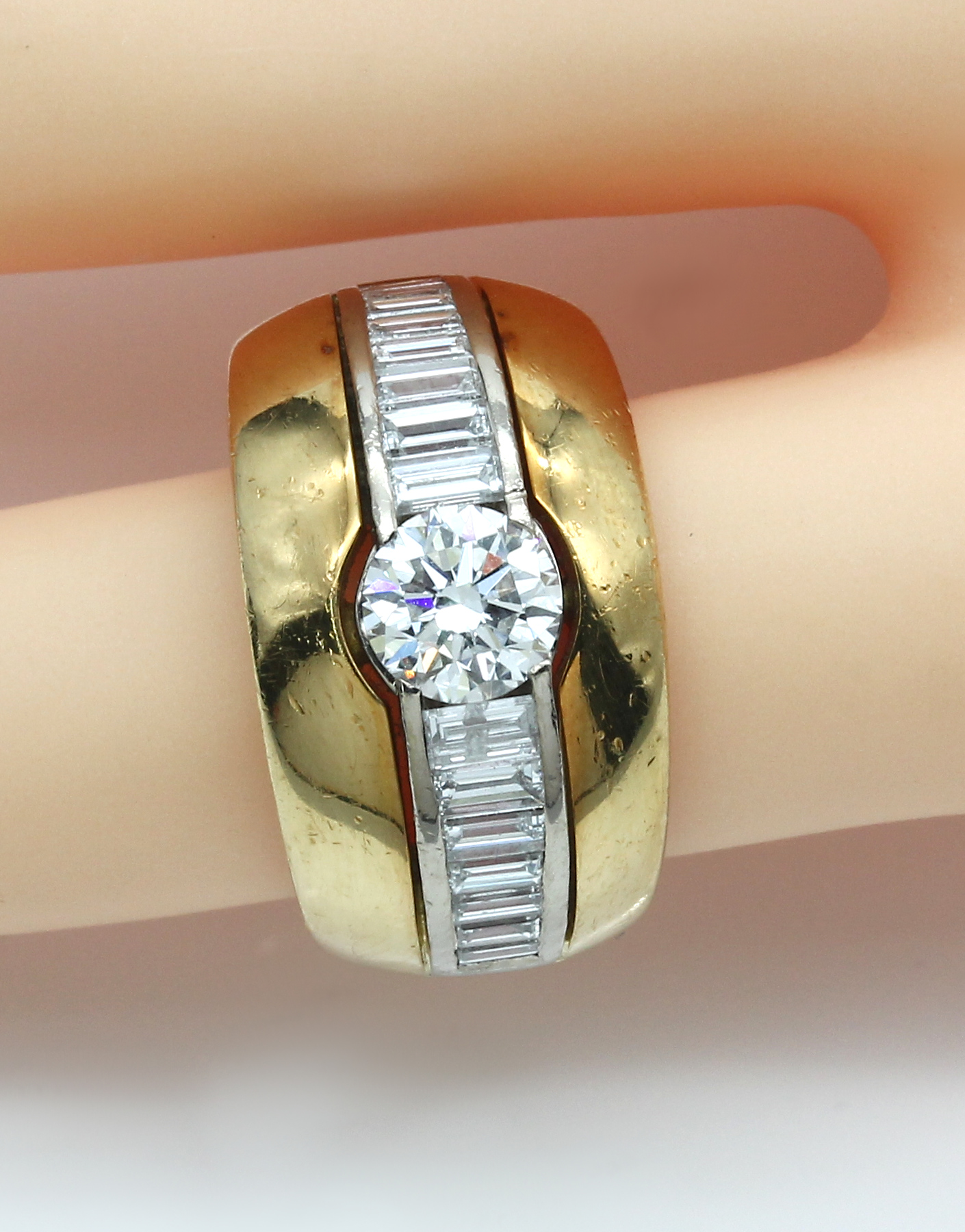 Detail a: 18 kt Gold WEMPE Diamant-Ring, GG/WG 750/000, mittig Brillant ca. 1.0 ct feines Weiß(G)/lr, 15 Diamant-Baguettes zus. ca. 1.37ct feines Weiß/vs (1 ...