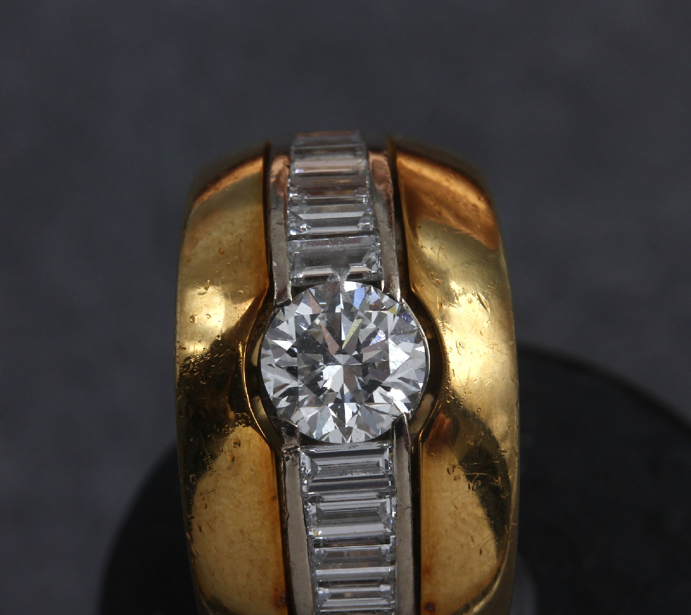 Detail b: 18 kt Gold WEMPE Diamant-Ring, GG/WG 750/000, mittig Brillant ca. 1.0 ct feines Weiß(G)/lr, 15 Diamant-Baguettes zus. ca. 1.37ct feines Weiß/vs (1 ...