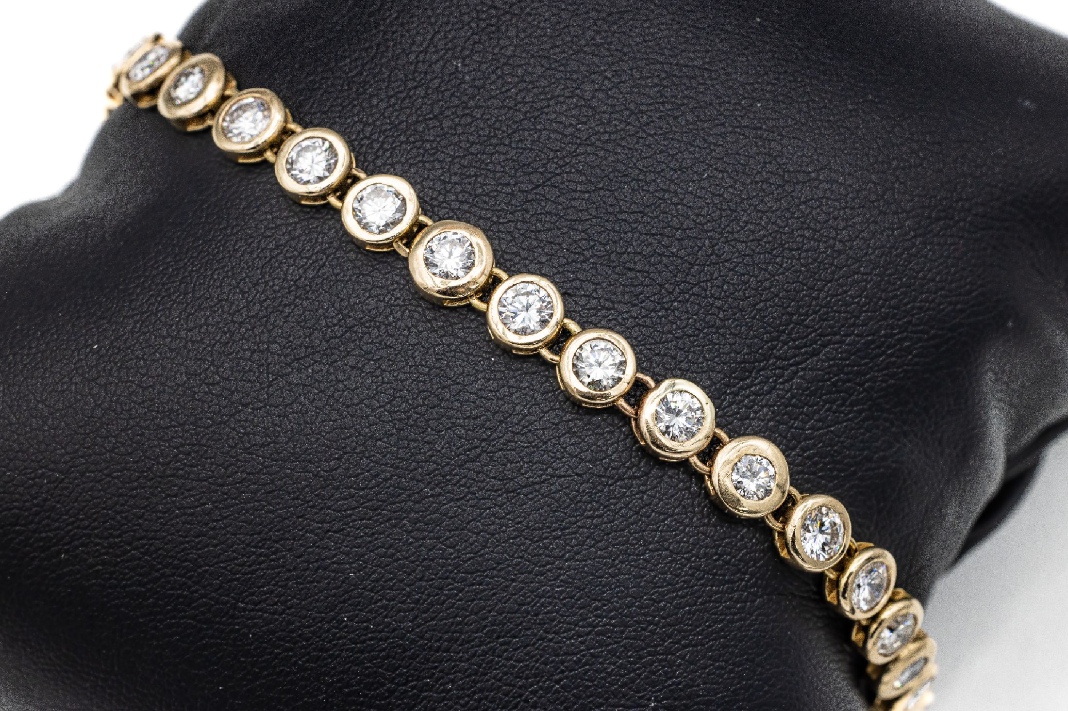 14 kt Gold Brillant-Armband, GG 585/000, 27Brillanten zus. ca. 7.0 ct feines Weiß-Weiß/vs-si, L. ca. 19 cm, Karabinerschließe, ca. 12.9g