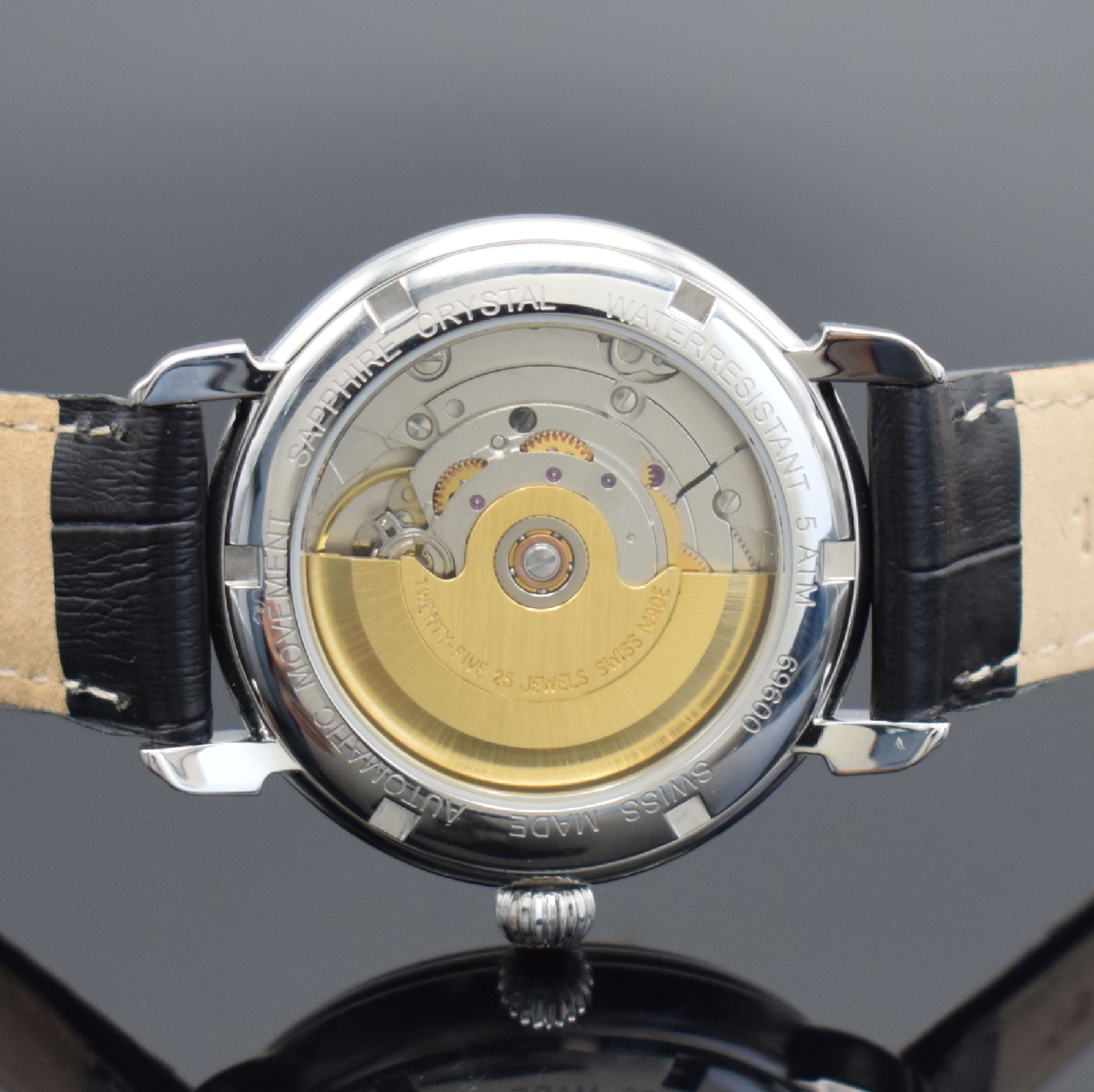 Detail d: KOLLER Herrenarmbanduhr in Stahl, Schweiz aktuelle Produktion, Automatik, Ref. 69600, beids. vergl. Geh., weißes Zifferblatt Design von M. Koller m. ...