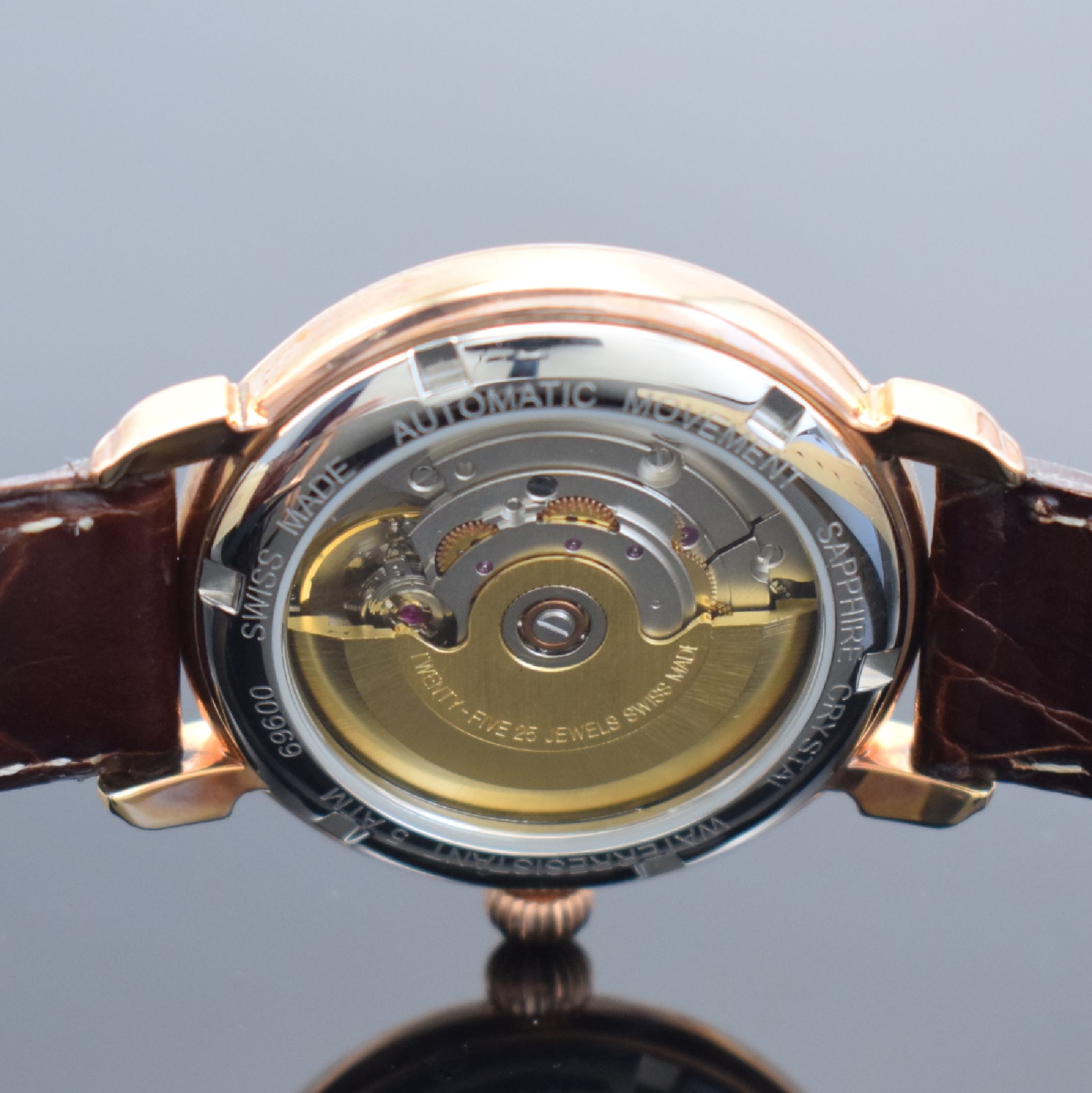 Detail d: KOLLER vergoldete Herrenarmbanduhr, Schweiz aktuelle Produktion, Automatik, Ref. 69600, beids. vergl. Geh., weißes Zifferblatt Design von M. Koller ...