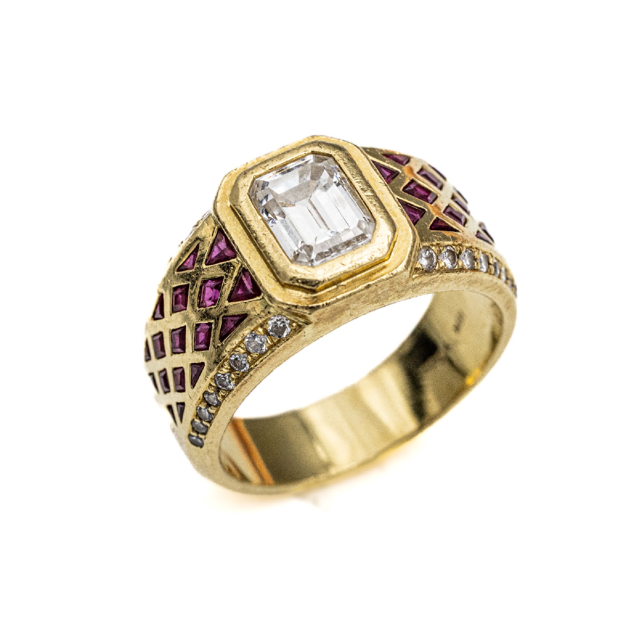 18 kt Gold Diamant-Rubin-Ring, GG 750/000, mittig Diamant-Baguette ca. 1.70 ct feines Weiß/vs, seitl. 32 Brillanten zus. ca. 0.40 ctWeiß/si und 34 ...