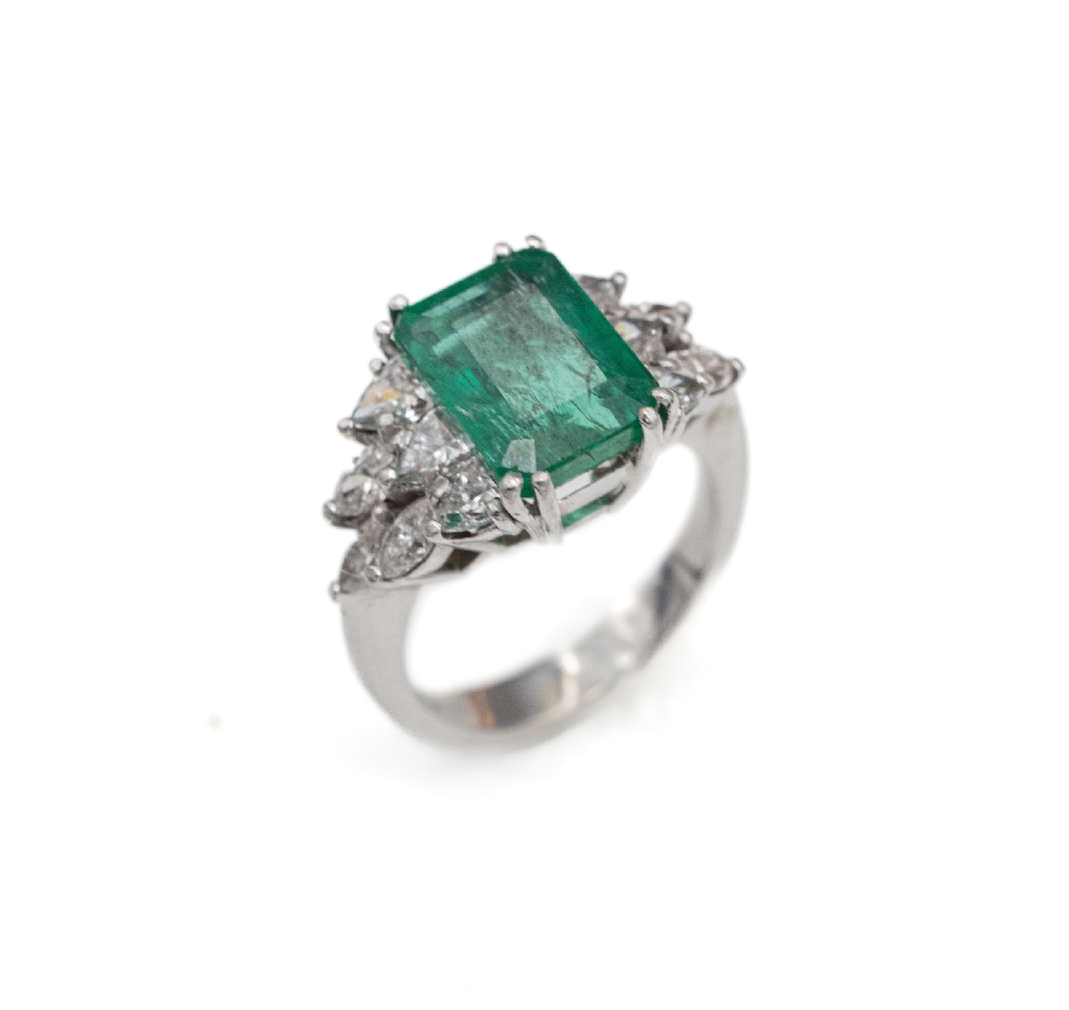 18 kt Gold Smaragd-Diamant-Ring, WG 750/000, mittig Smaragd im Treppenschliff ca. 3.55 ct, seitl. 6 Diamantnavettes und 6 Diamanten im ...