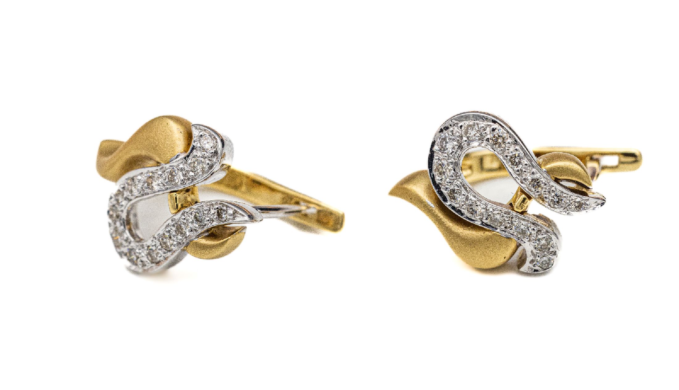 Paar 14 kt Gold Brillant-Ohrgehänge, GG/WG 585/000, asymm. Formgebung, in WG gefasste 30 Brillanten zus. ca. 0.50 ct feines Weiß-Weiß/ vvs-vs, GG ...
