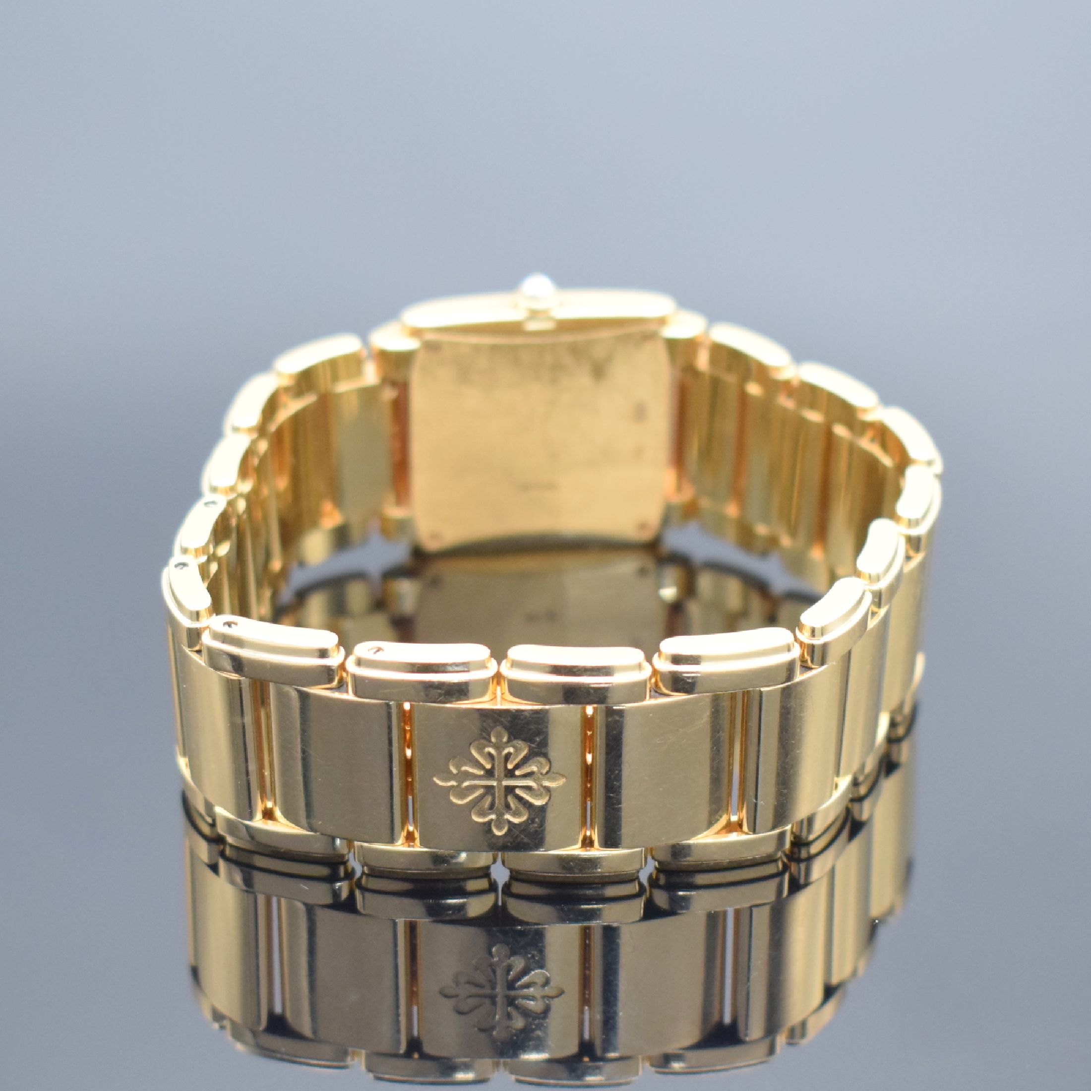 Detail b: PATEK PHILIPPE Damenarmbanduhr Serie Twenty-4 in Roségold 750/000 Referenz 4910/11R, Gliederband m. dopp. Faltschl., Geh. aufw. m. Brillanten bes., ...