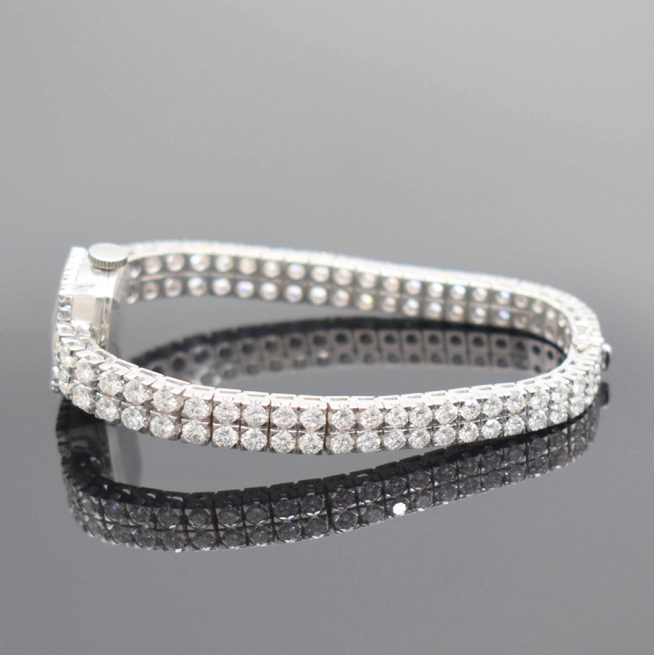 Detail b: BUCHERER feine, mit ca. 10 ct Brillanten besetzte Damenarmbanduhr in WG 750/000, Schweiz um 1975, Handaufzug, Boden aufgedr., silb. Zifferbl. m. ...