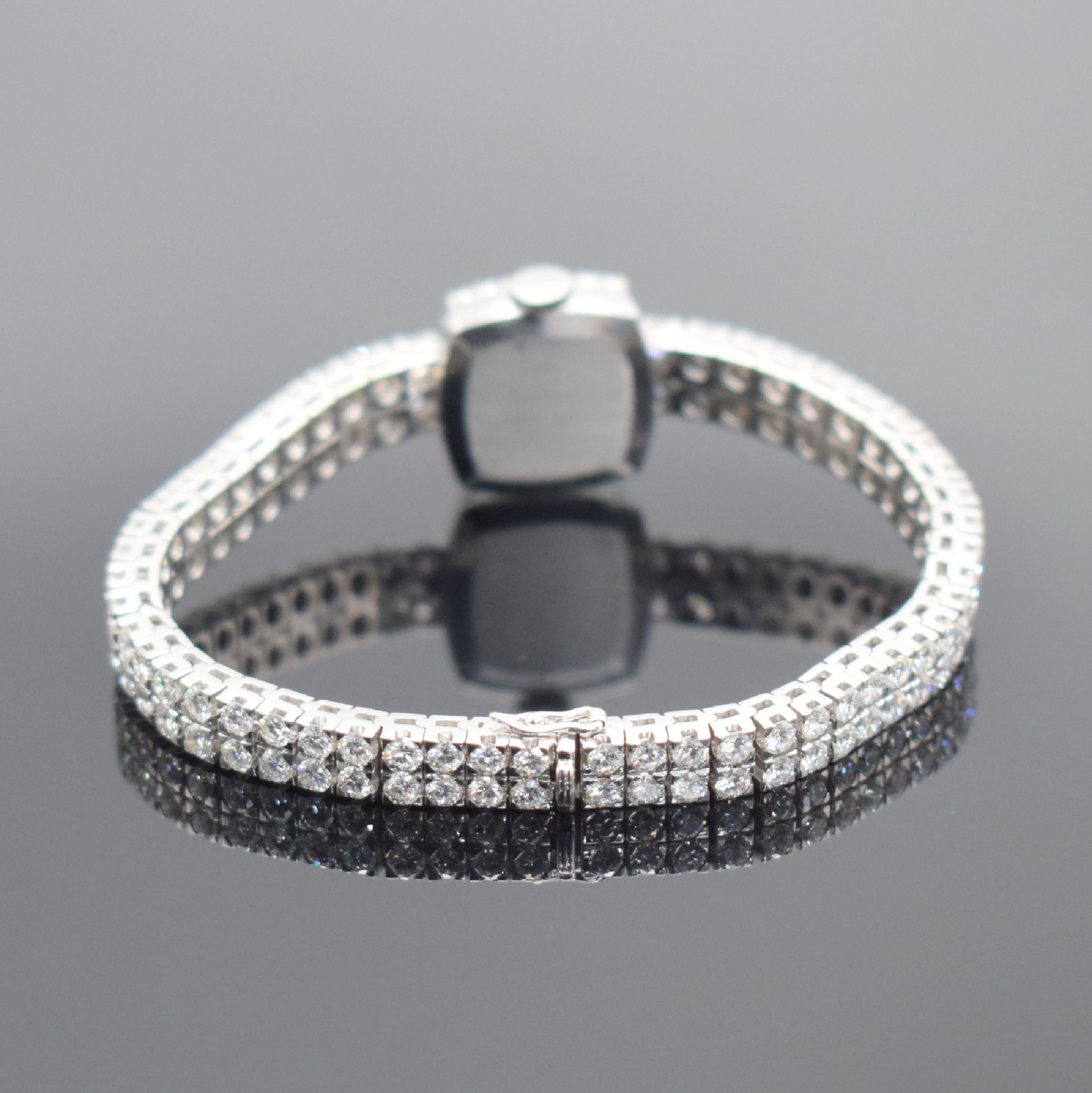 Detail c: BUCHERER feine, mit ca. 10 ct Brillanten besetzte Damenarmbanduhr in WG 750/000, Schweiz um 1975, Handaufzug, Boden aufgedr., silb. Zifferbl. m. ...
