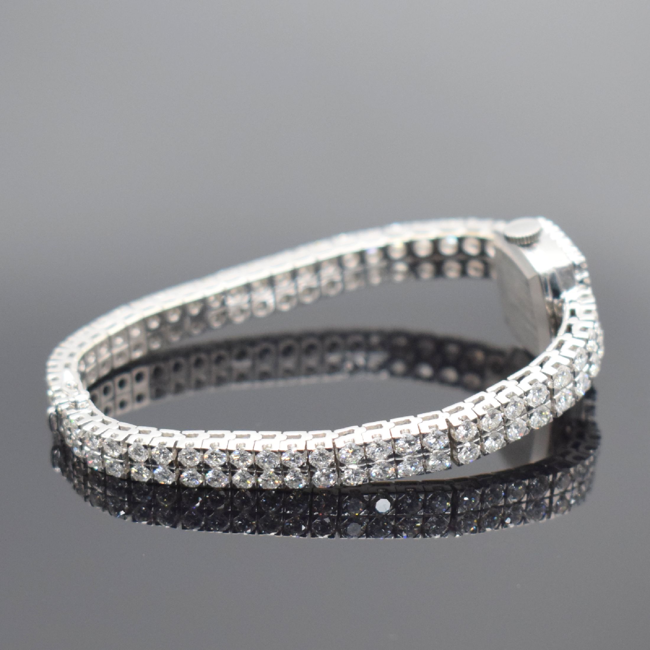 Detail d: BUCHERER feine, mit ca. 10 ct Brillanten besetzte Damenarmbanduhr in WG 750/000, Schweiz um 1975, Handaufzug, Boden aufgedr., silb. Zifferbl. m. ...