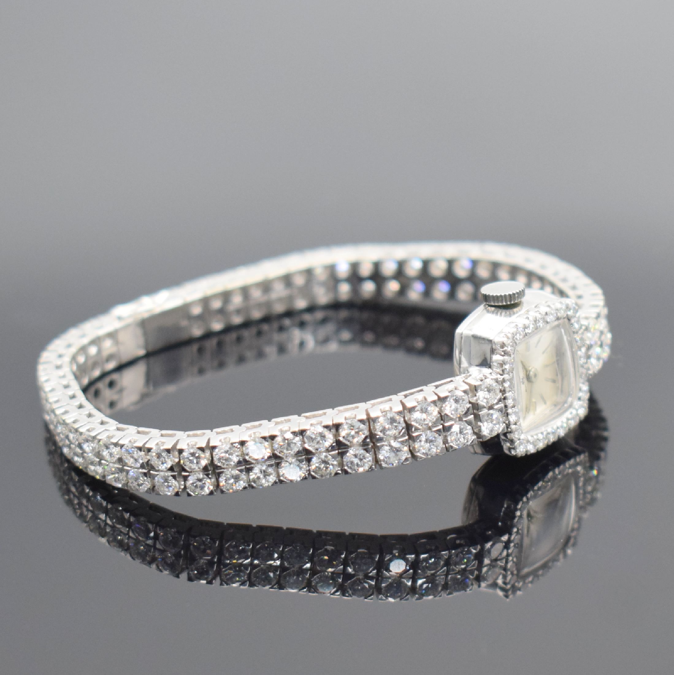 Detail e: BUCHERER feine, mit ca. 10 ct Brillanten besetzte Damenarmbanduhr in WG 750/000, Schweiz um 1975, Handaufzug, Boden aufgedr., silb. Zifferbl. m. ...