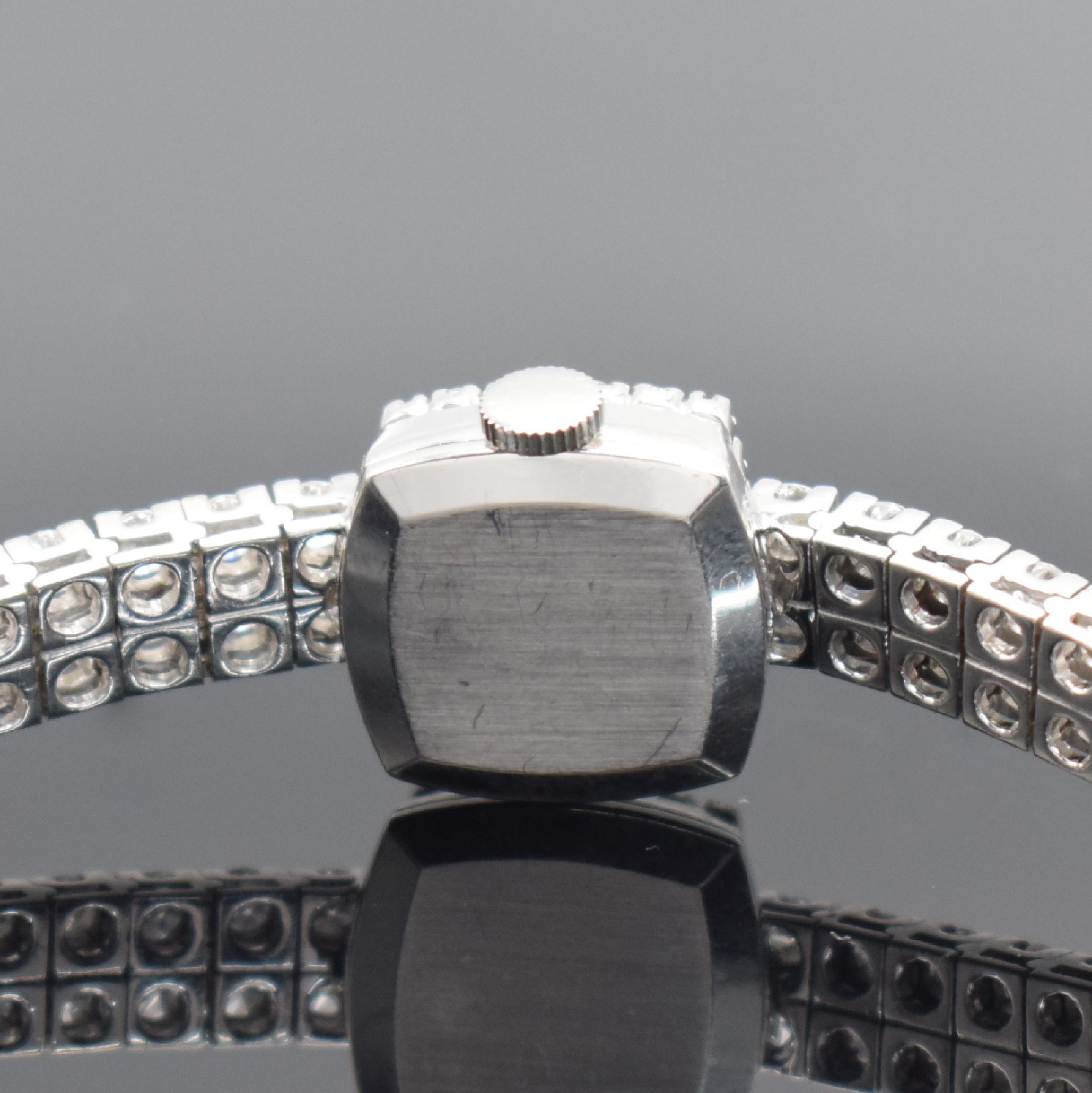 Detail g: BUCHERER feine, mit ca. 10 ct Brillanten besetzte Damenarmbanduhr in WG 750/000, Schweiz um 1975, Handaufzug, Boden aufgedr., silb. Zifferbl. m. ...