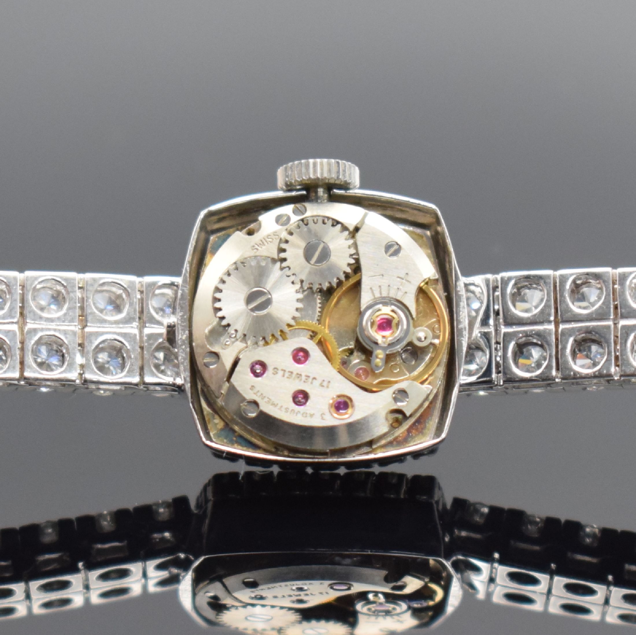 Detail h: BUCHERER feine, mit ca. 10 ct Brillanten besetzte Damenarmbanduhr in WG 750/000, Schweiz um 1975, Handaufzug, Boden aufgedr., silb. Zifferbl. m. ...