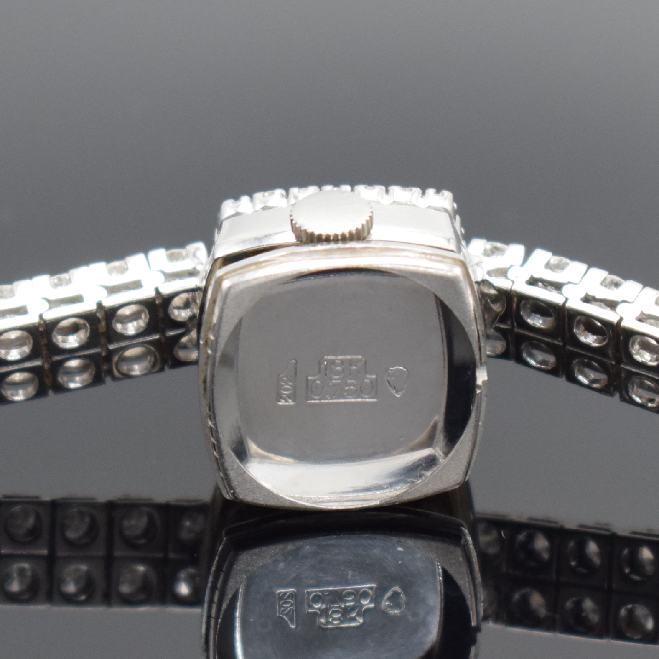 Detail i: BUCHERER feine, mit ca. 10 ct Brillanten besetzte Damenarmbanduhr in WG 750/000, Schweiz um 1975, Handaufzug, Boden aufgedr., silb. Zifferbl. m. ...