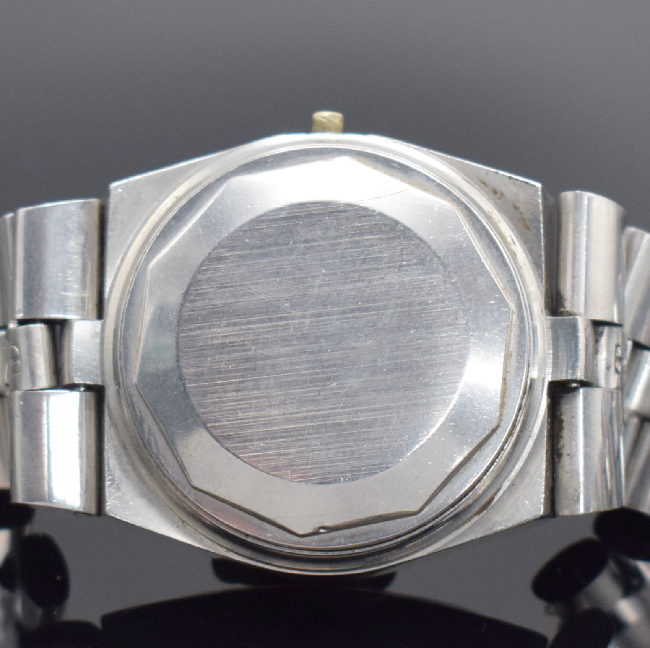 Detail d: TISSOT Herrenarmbanduhr PR 516 GL, Automatik, Schweiz um 1972, Edelstahlgeh. inkl. orig. Gliederband m. Faltschl., Boden verschr., Anz. v. Std., ...