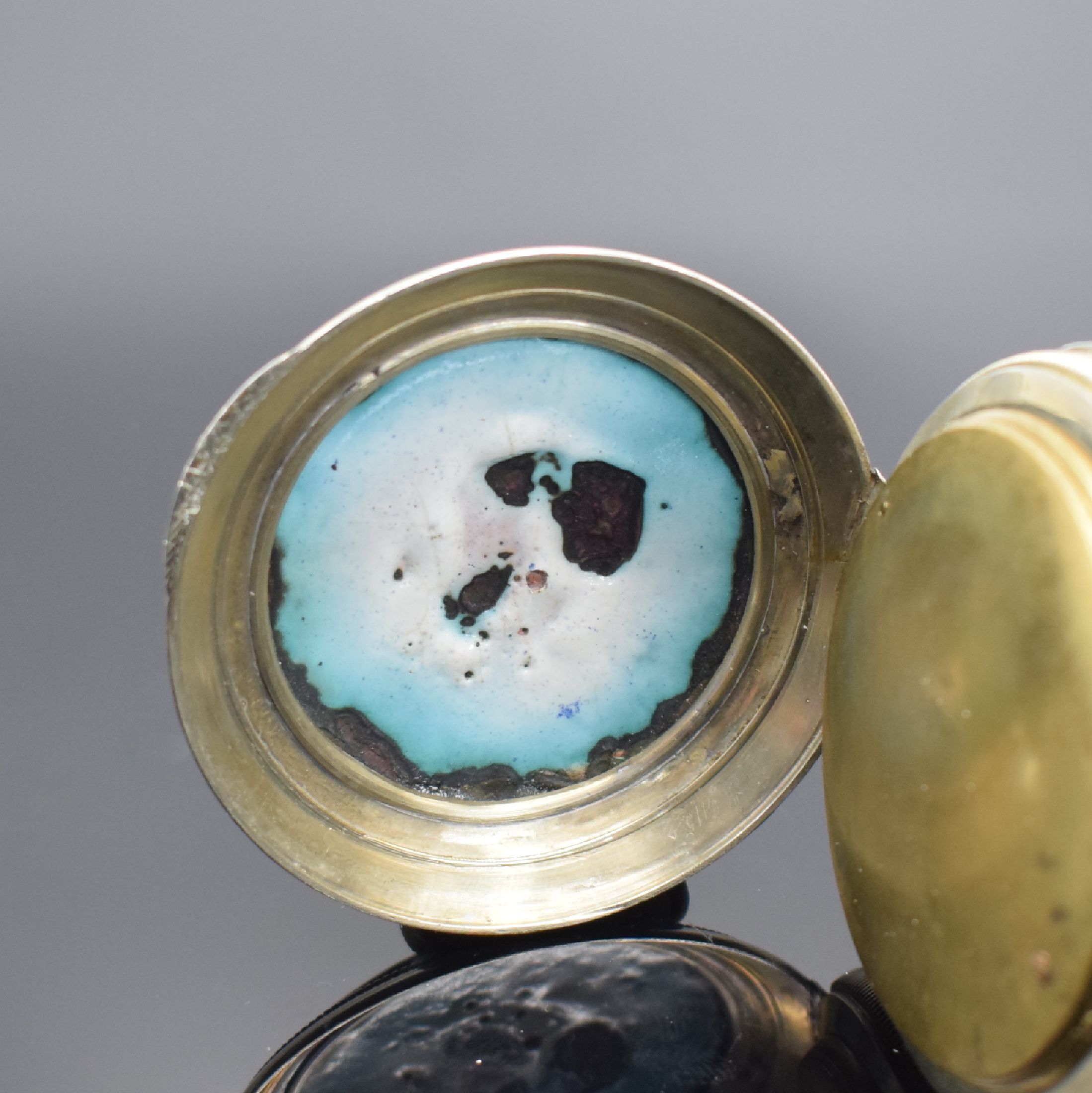 Detail c: Offene Spindeltaschenuhr mit 1/4 Repetition & Jacquemart, Schweiz um 1820, späteres Nickelgeh., emaillierter Rückdeckel, Emailzifferbl. (später) ...