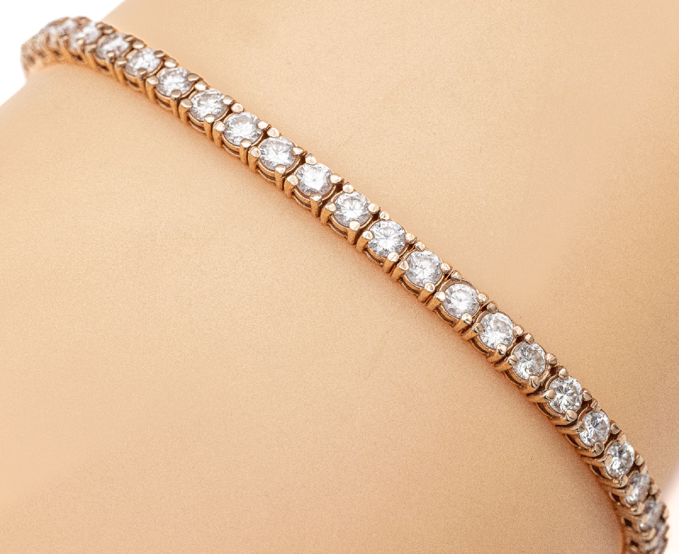 14 kt Gold Brillant Armband, RG 585/000, 48 Brillanten zus. ca. 5.00 ct feines Weiß- Weiß/vvs-si, L. ca. 18.6 cm, Steckschloß mit 2 ...