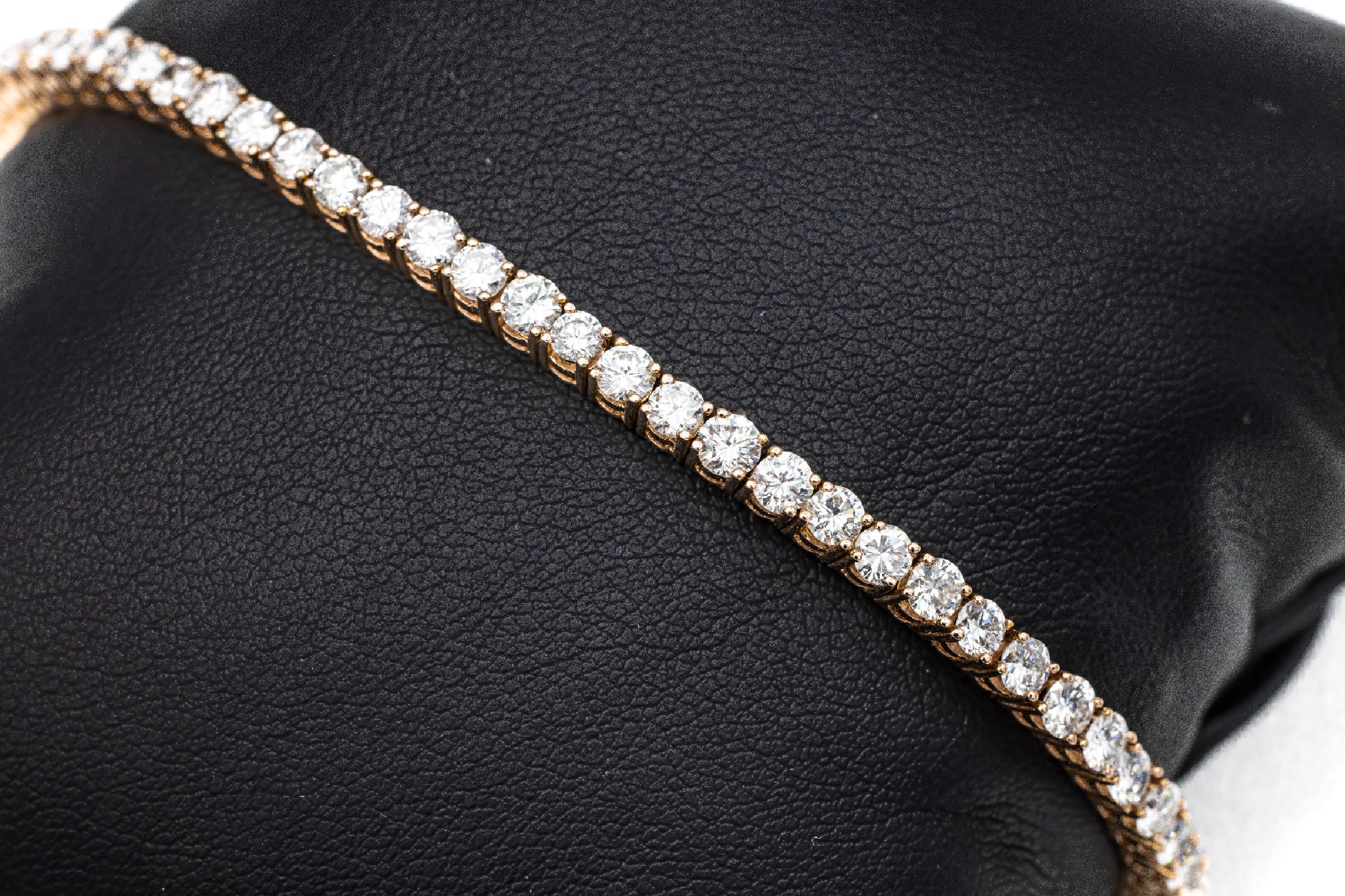 14 kt Gold Brillant Armband, RG 585/000, 62 Brillanten zus. ca. 7.00 ct feines Weiß- Weiß/vvs-si, L. ca. 18.6 cm, Steckschloß mit 2 ...