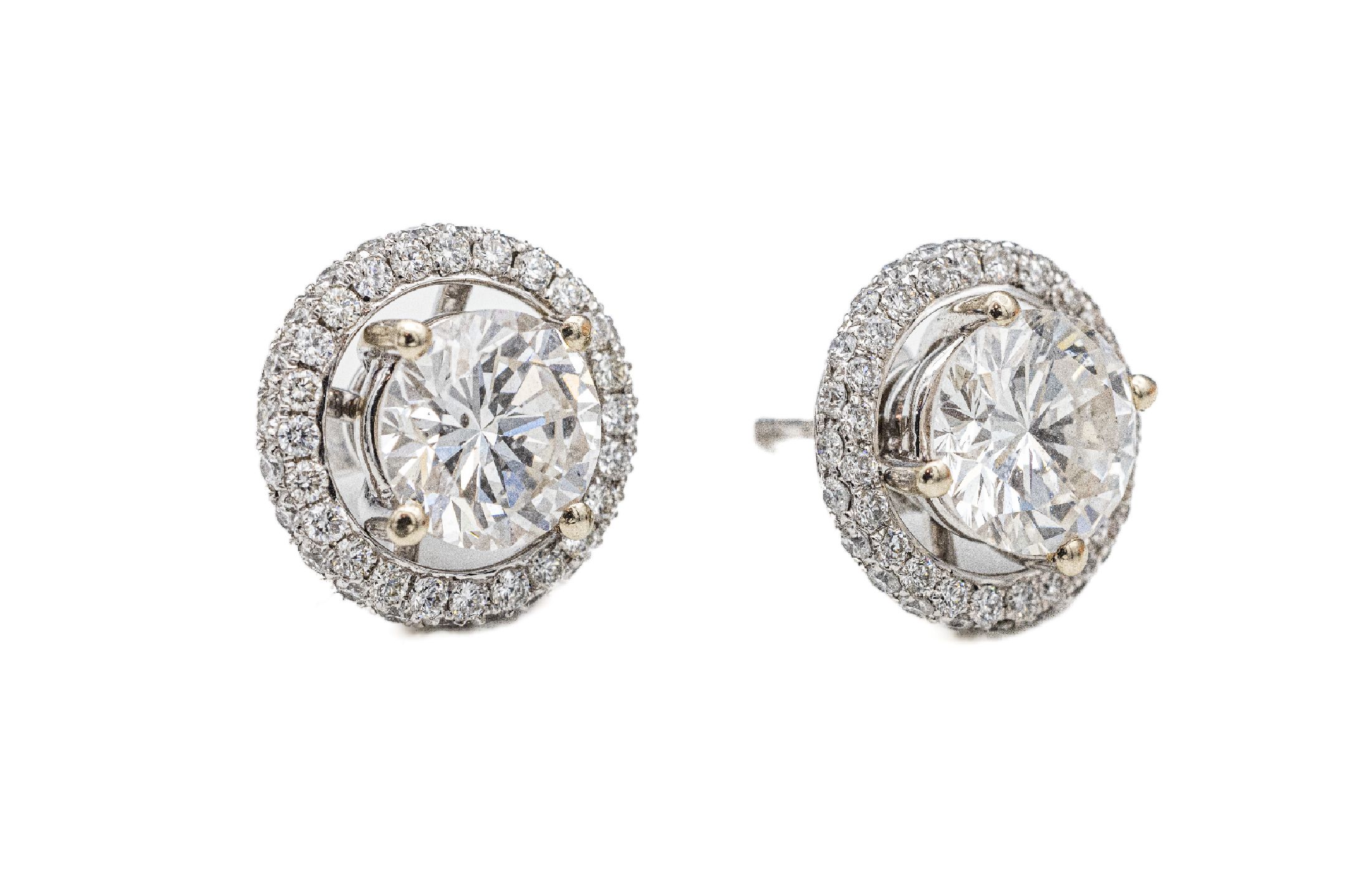 Paar 18 kt Gold Brillant Ohrstecker, WG 750/000, 2 Brillanten zus. ca. 3.38 ct Weiß/ vs-si, umgeben von 98 Brillanten zus. ca. 0.98ct feines ...