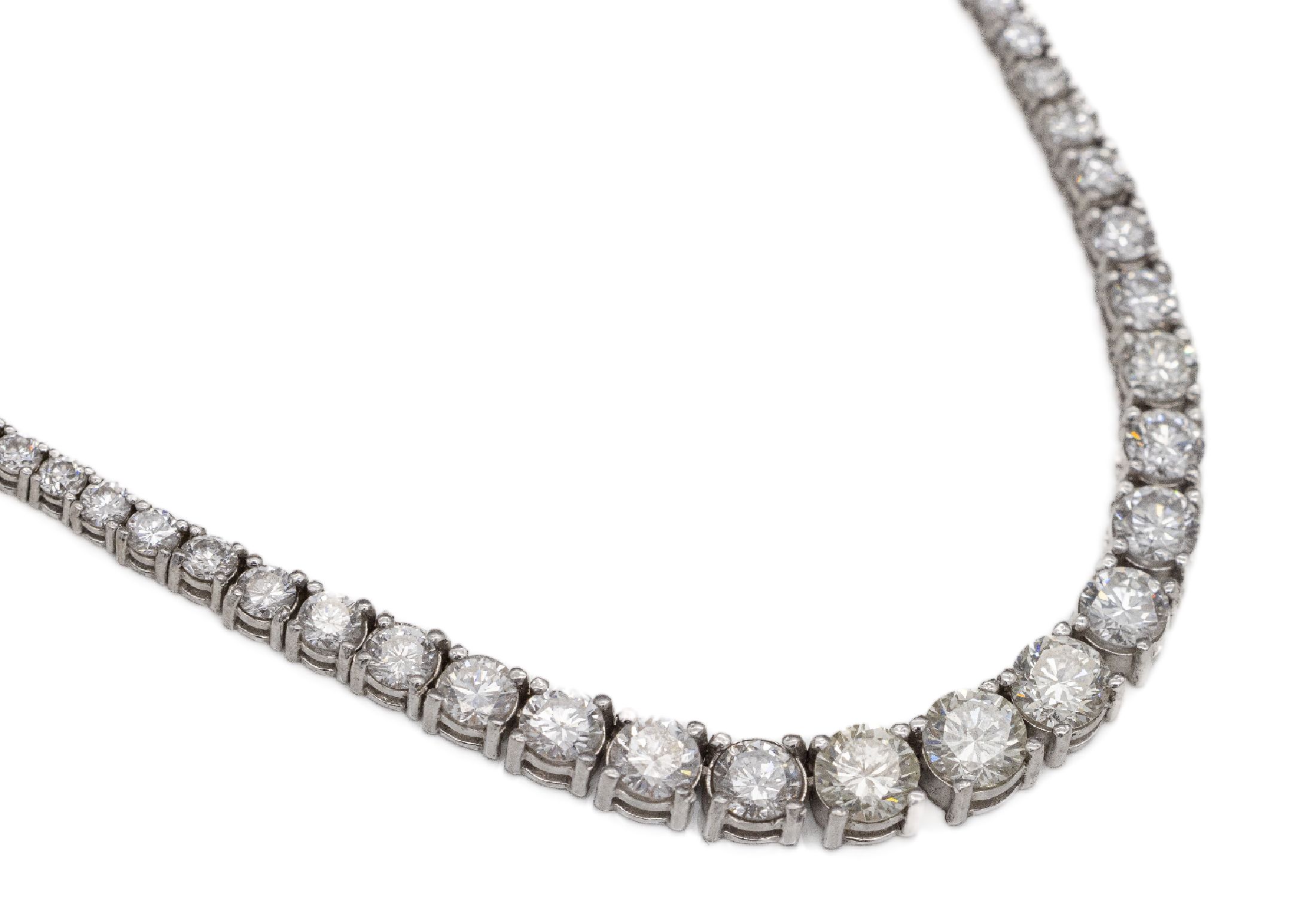 14 kt Gold Brillantcollier, WG 585/000, voll ausgefasst mit Brillanten im Verlauf, zus. ca. 10.50 ct feines Weiß-Weiß/vvs-si, L. ca. 45.5 cm, ...