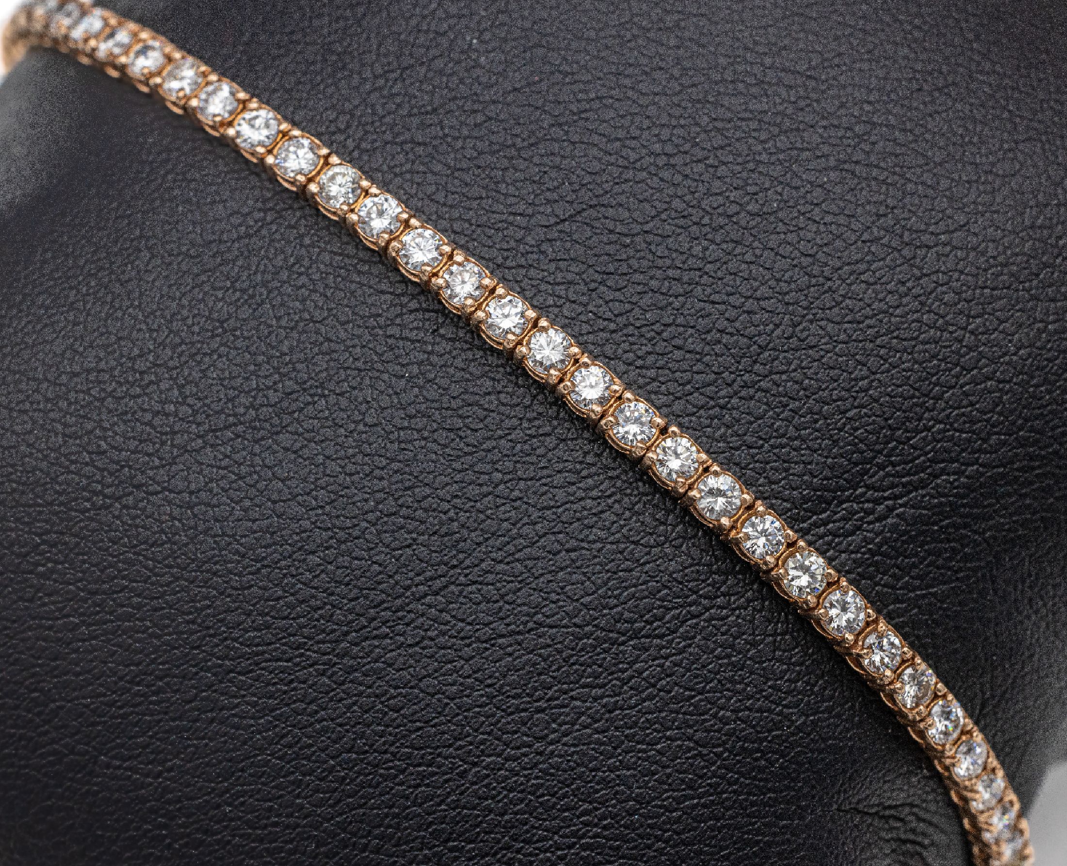 14 kt Gold Brillant Armband, RG 585/000, 63 Brillanten zus. ca. 3.30 ct feines Weiß- Weiß/vvs-si, L. ca. 18.6 cm, Steckschloß mit 2 ...