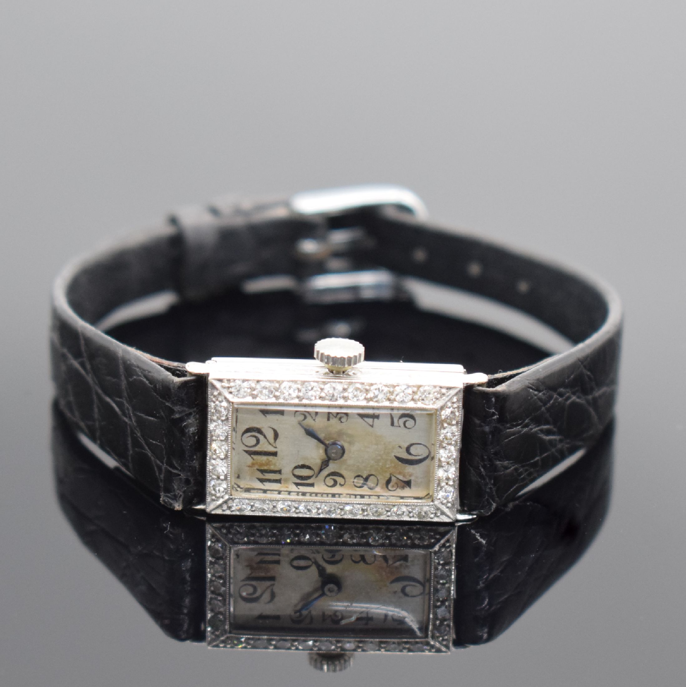 Art Deco Damenarmbanduhr in WG 750/000 mit IWC Werk & Diamanten, Schweiz um 1925, Handaufzug, neutr. Geh. sign. D & L. Co, Gehäuserand & ...