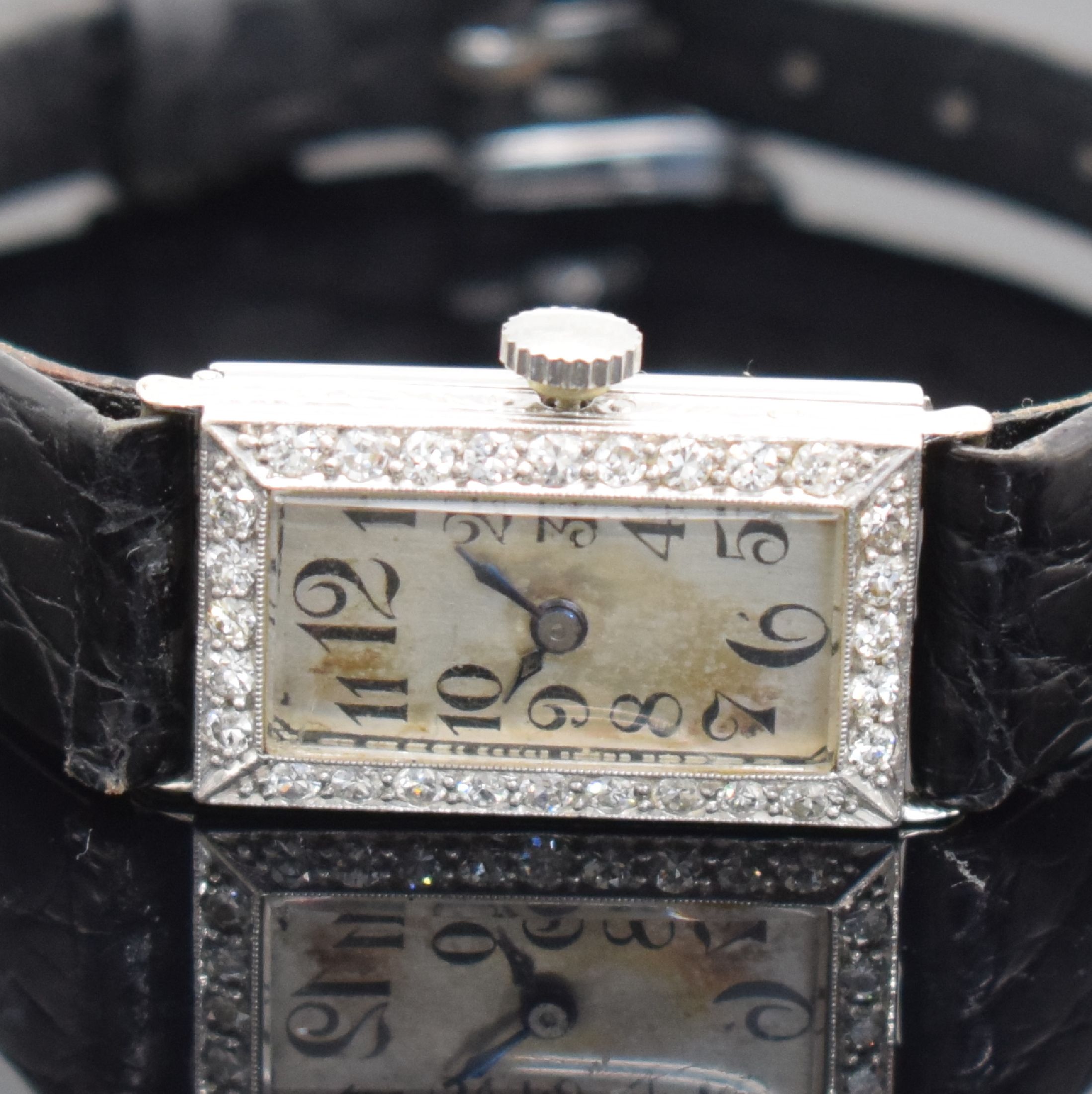 Detail a: Art Deco Damenarmbanduhr in WG 750/000 mit IWC Werk & Diamanten, Schweiz um 1925, Handaufzug, neutr. Geh. sign. D & L. Co, Gehäuserand & ...